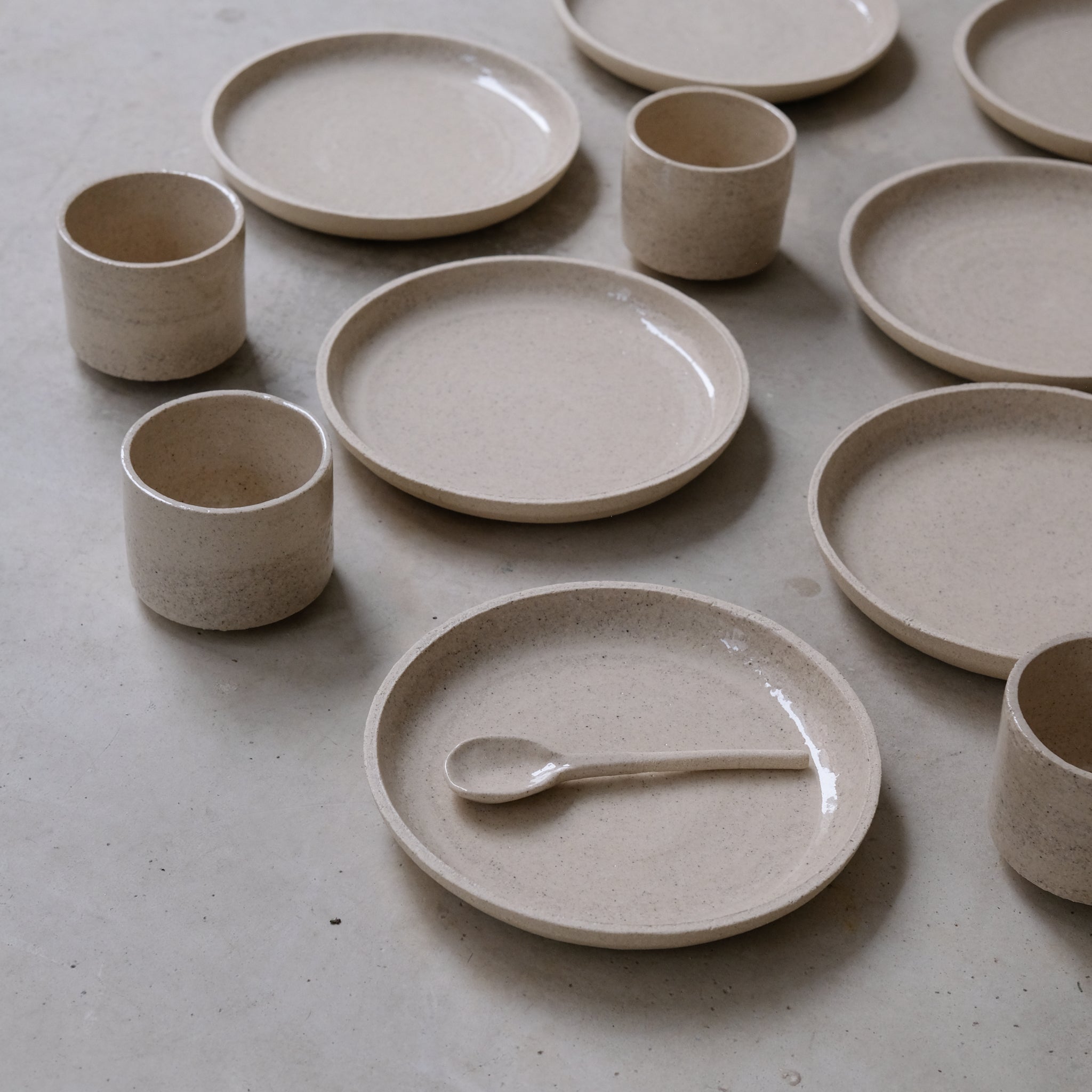 Cuillère en grès chamotté par Studio Racines chez Brutal Ceramics