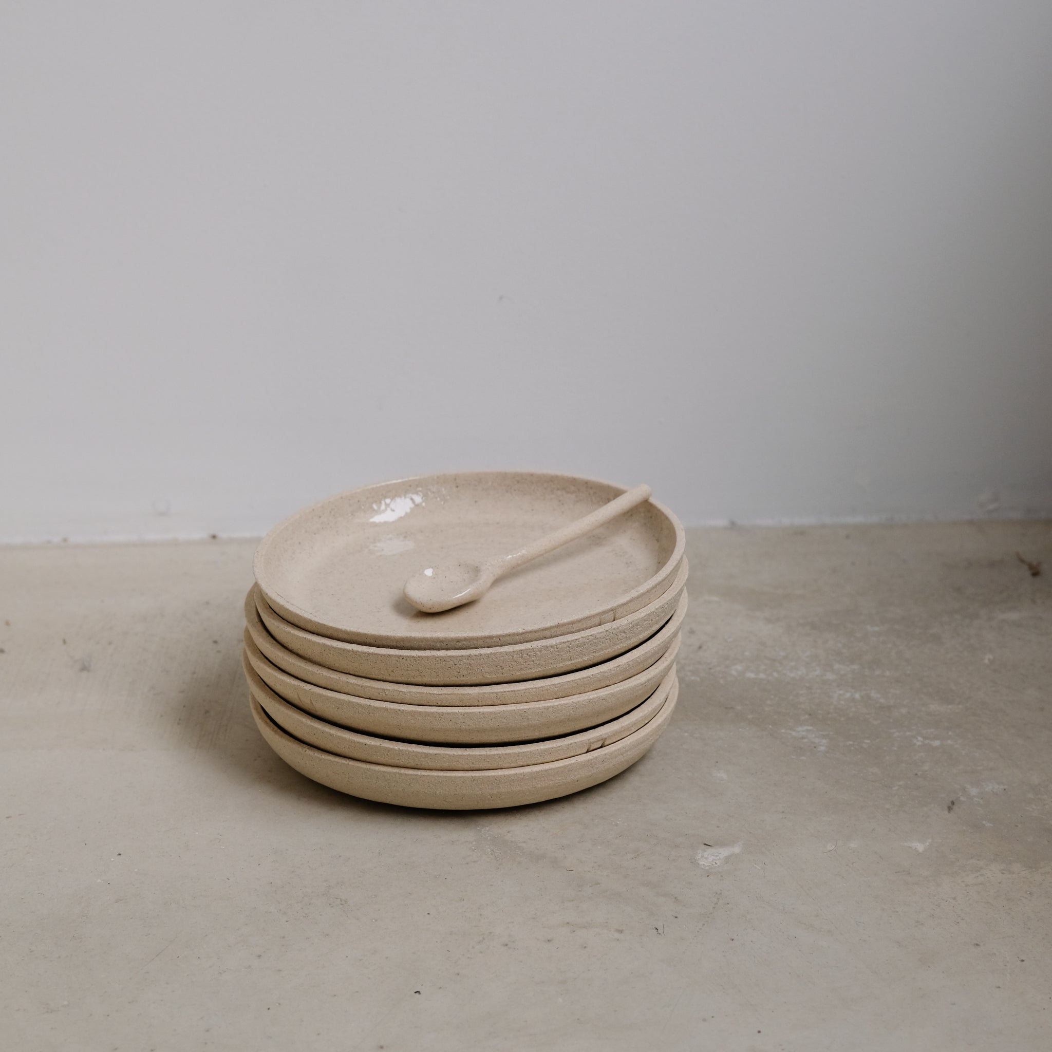 Assiette en grès chamotté par Studio Racines chez Brutal