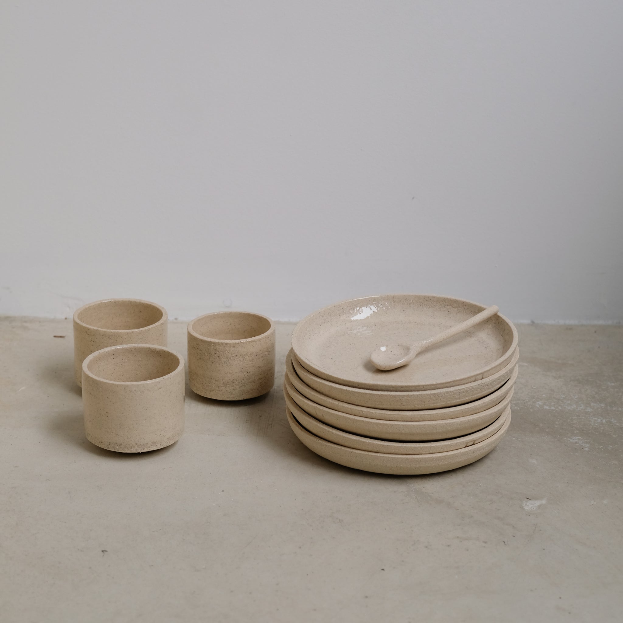 Gobelet en grès blanc chamotté par Studio Racines chez Brutal