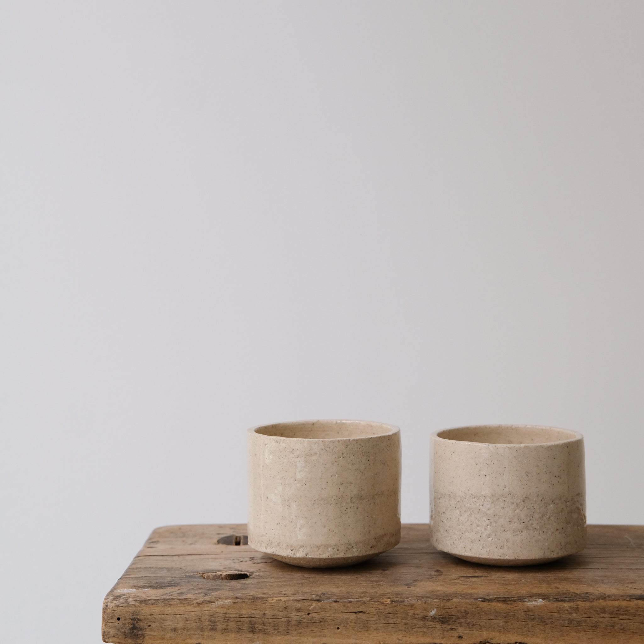 Gobelet en grès blanc chamotté par Studio Racines chez Brutal