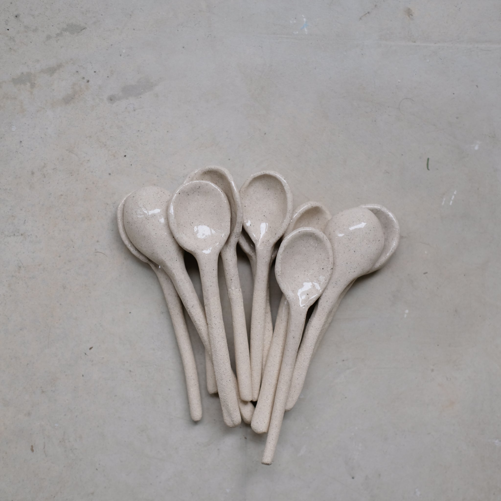 Cuillère en grès chamotté par Studio Racines chez Brutal Ceramics