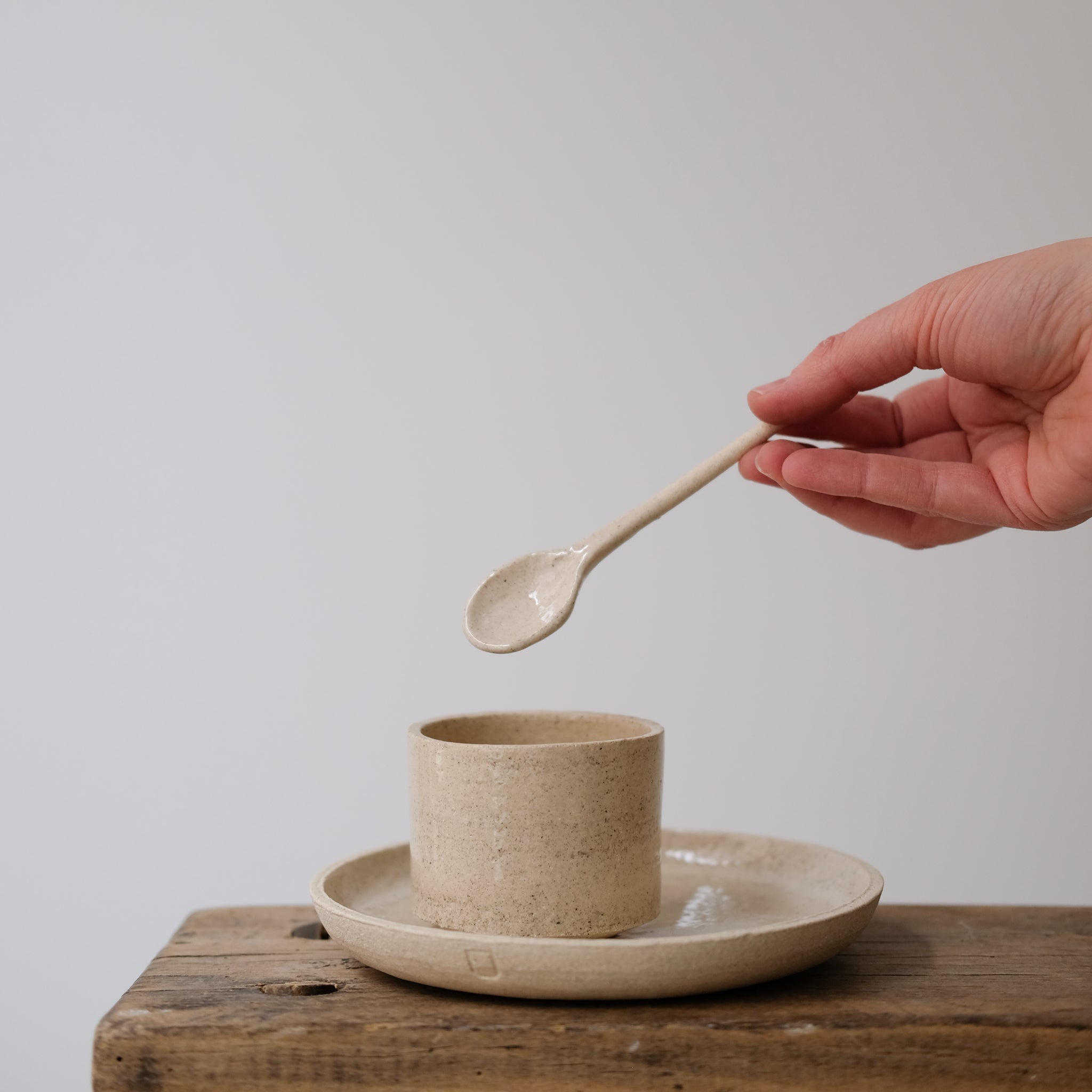 Cuillère en grès chamotté par Studio Racines chez Brutal Ceramics