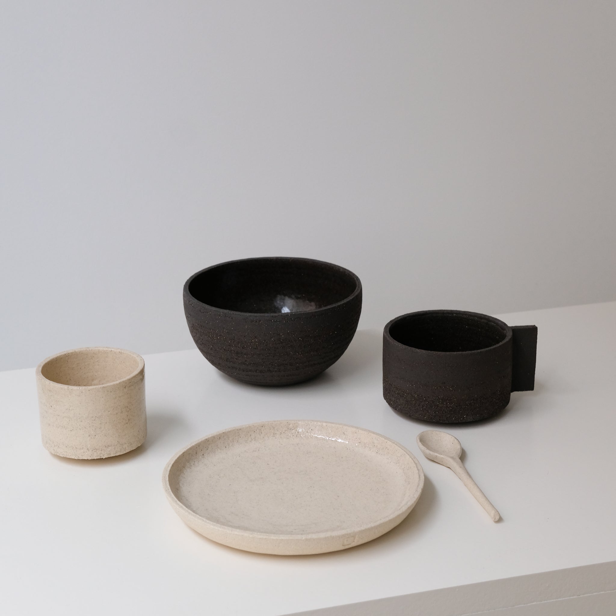 Cuillère en grès chamotté par Studio Racines chez Brutal Ceramics