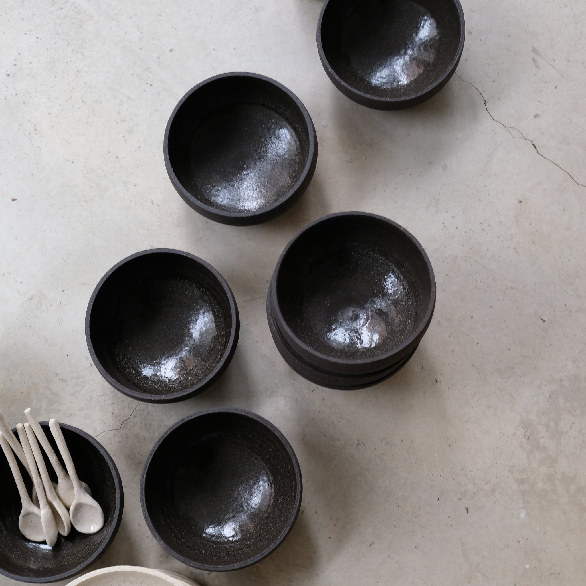 Bol en grès noir chamotté par Studio Racines chez Brutal 