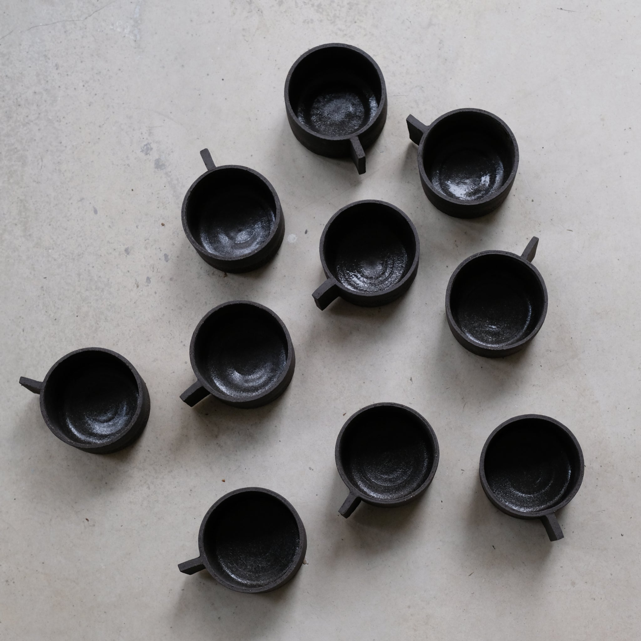 Tasse en grès noir chamotté par Studio Racines chez Brutal