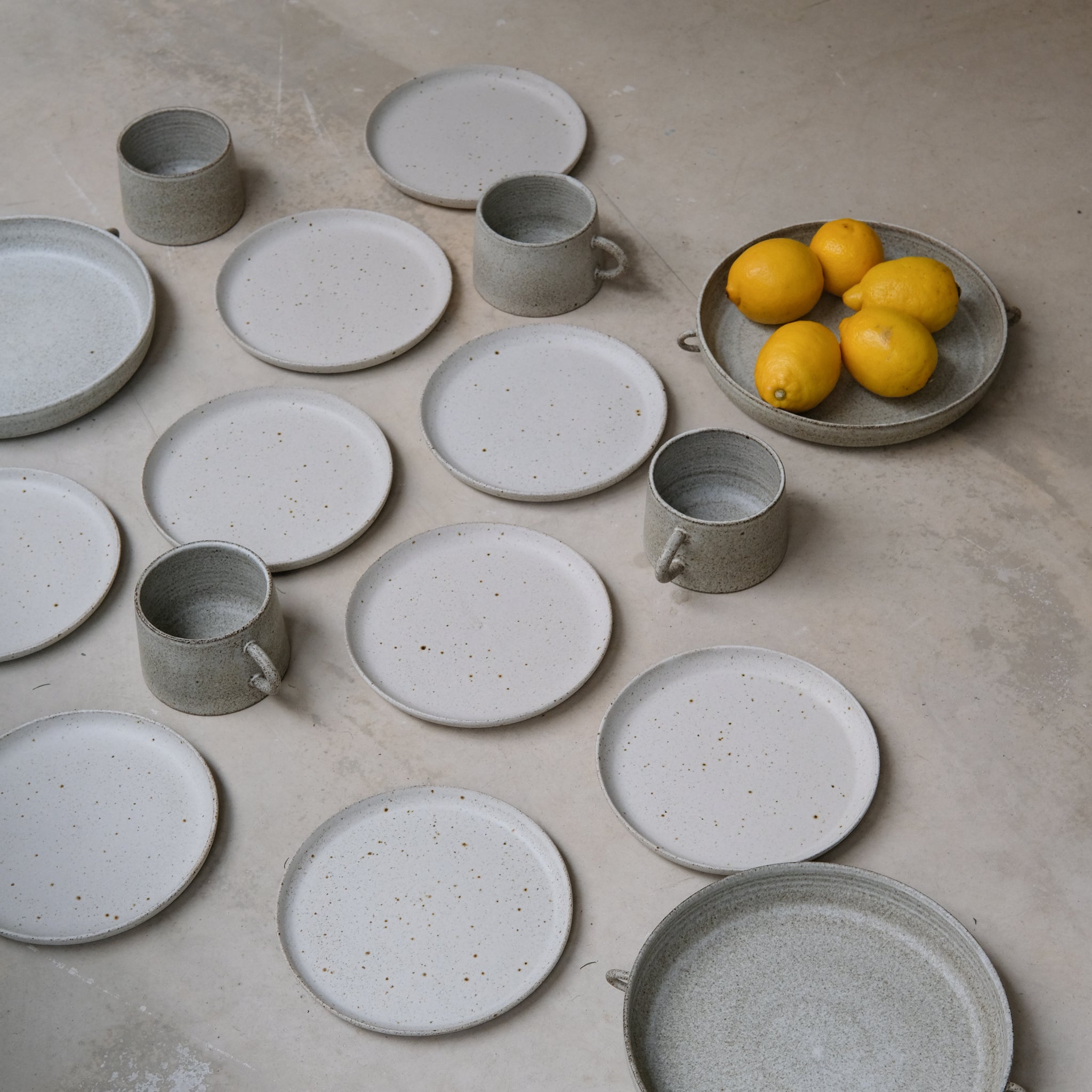 Tasse en grès gris de Viki Weiland, céramiste danoise chez Brutal 