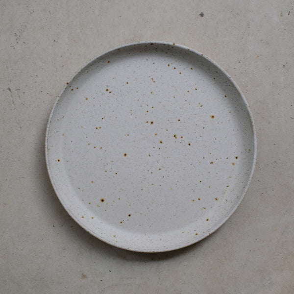 Assiette en grès gris de Viki Weiland, céramiste danoise chez Brutal 