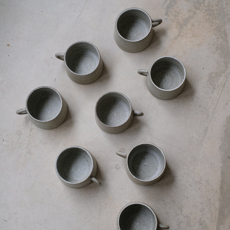 Tasse en grès gris de Viki Weiland, céramiste danoise chez Brutal 