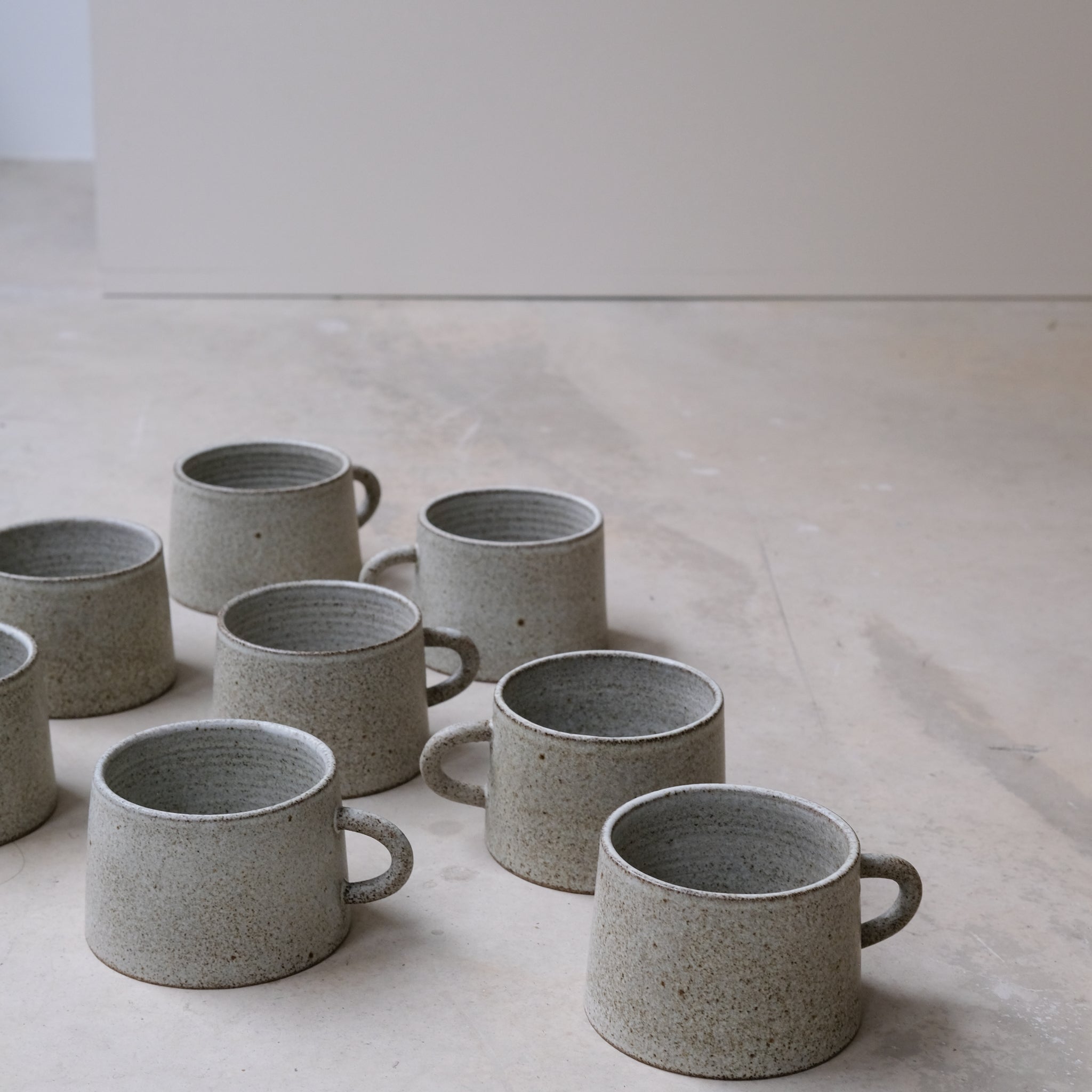 Tasse en grès gris de Viki Weiland, céramiste danoise chez Brutal Tasse en grès gris de Viki Weiland, céramiste danoise chez Brutal 