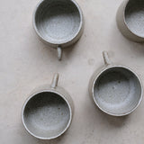 Tasse en grès gris de Viki Weiland, céramiste danoise chez Brutal 