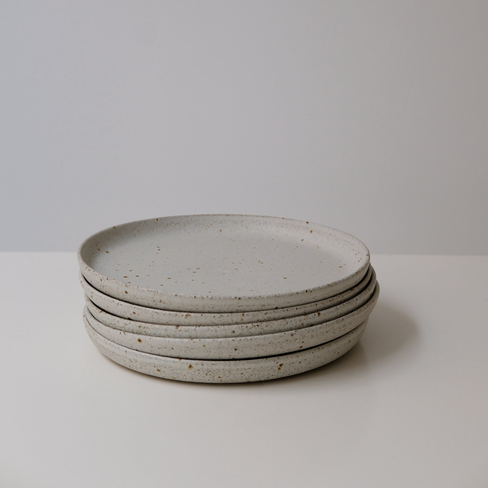 Assiette en grès gris de Viki Weiland, céramiste danoise chez Brutal 