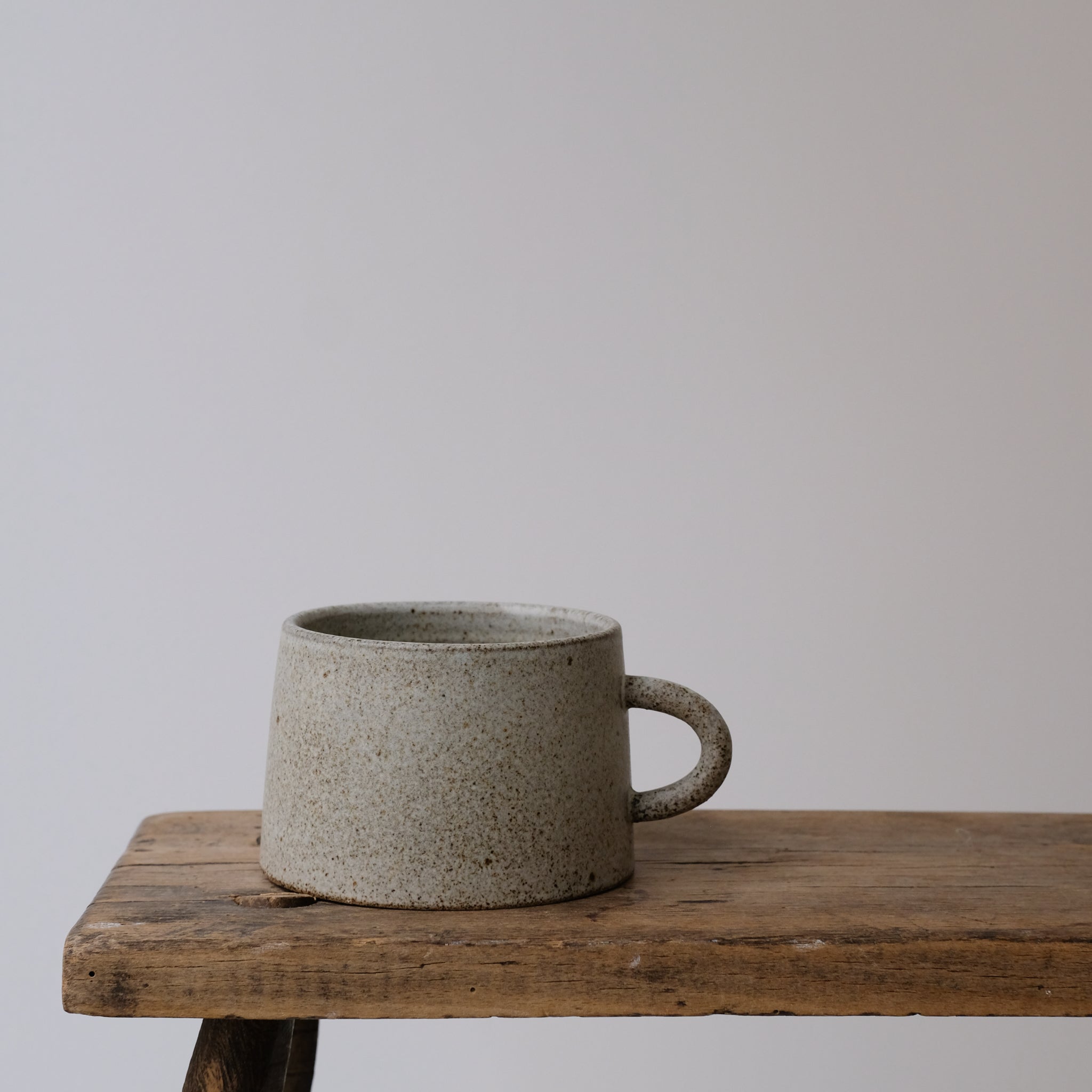 Tasse en grès gris de Viki Weiland, céramiste danoise chez Brutal 