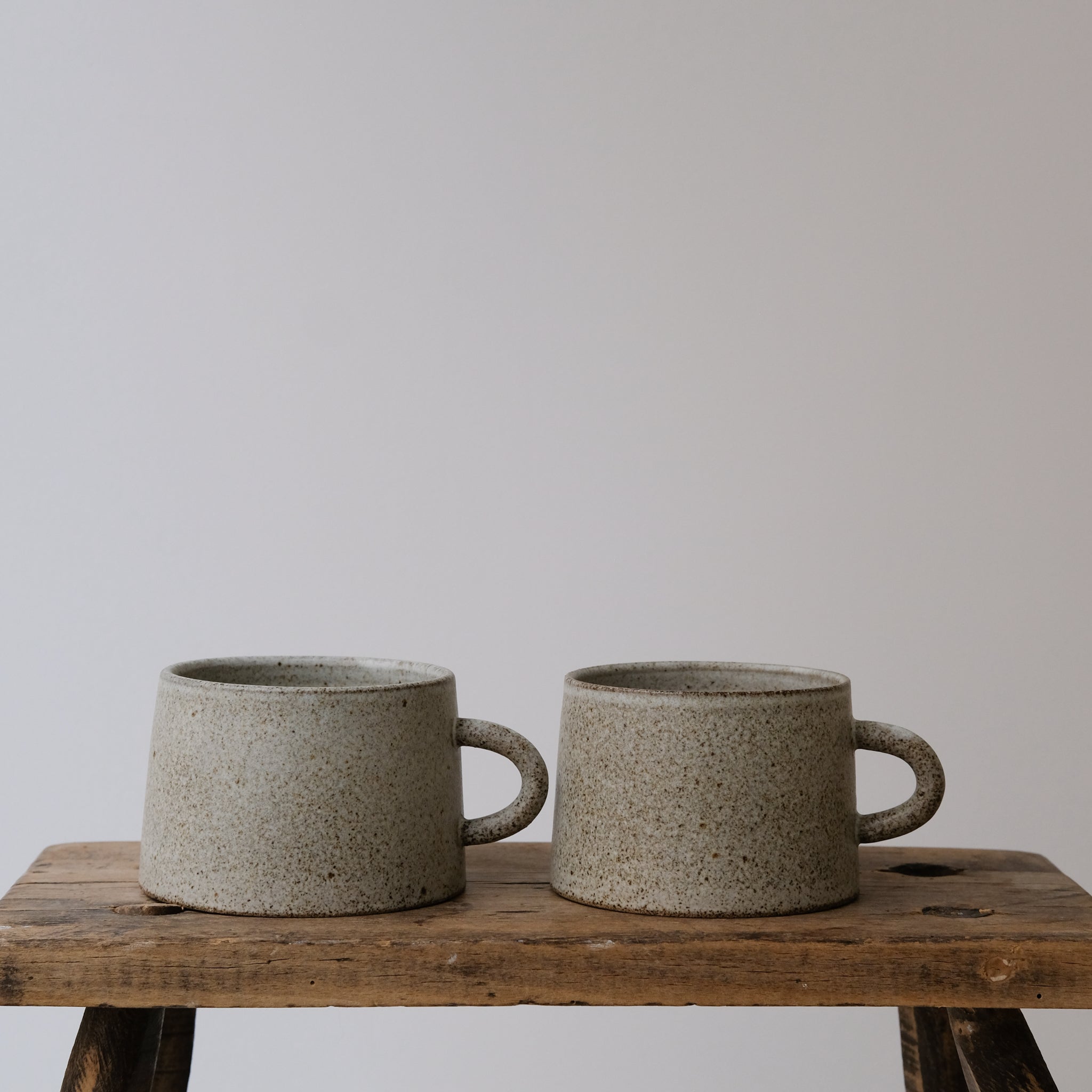 Tasse en grès gris de Viki Weiland, céramiste danoise chez Brutal 