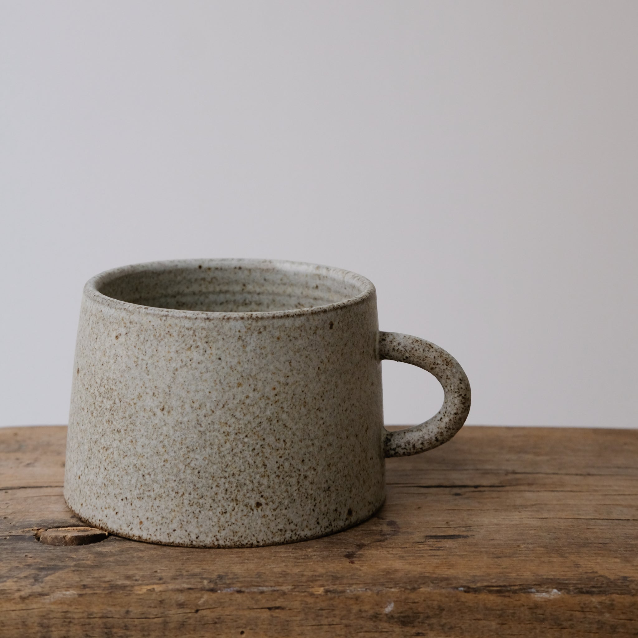Tasse en grès gris de Viki Weiland, céramiste danoise chez Brutal 