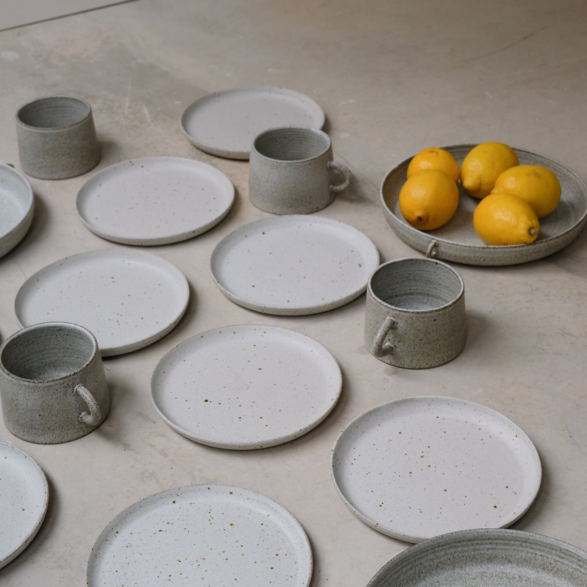 Assiette en grès gris de Viki Weiland, céramiste danoise chez Brutal 