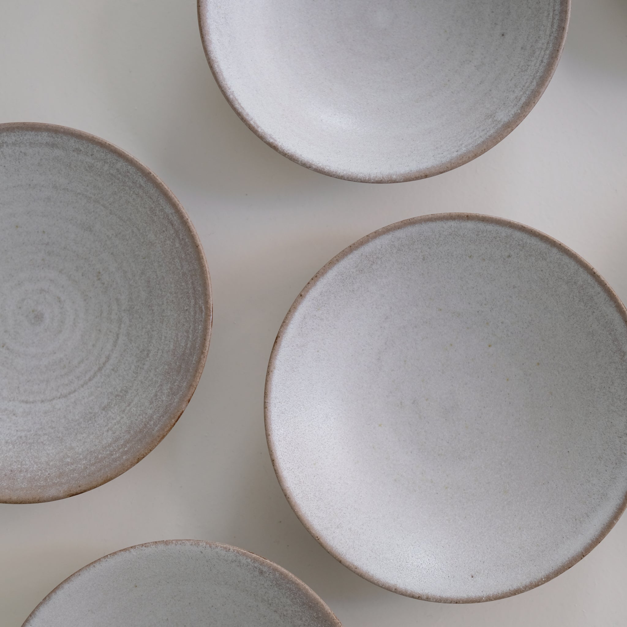 Assiette creuse en grès blanc gris de dunp chez Brutal Ceramics