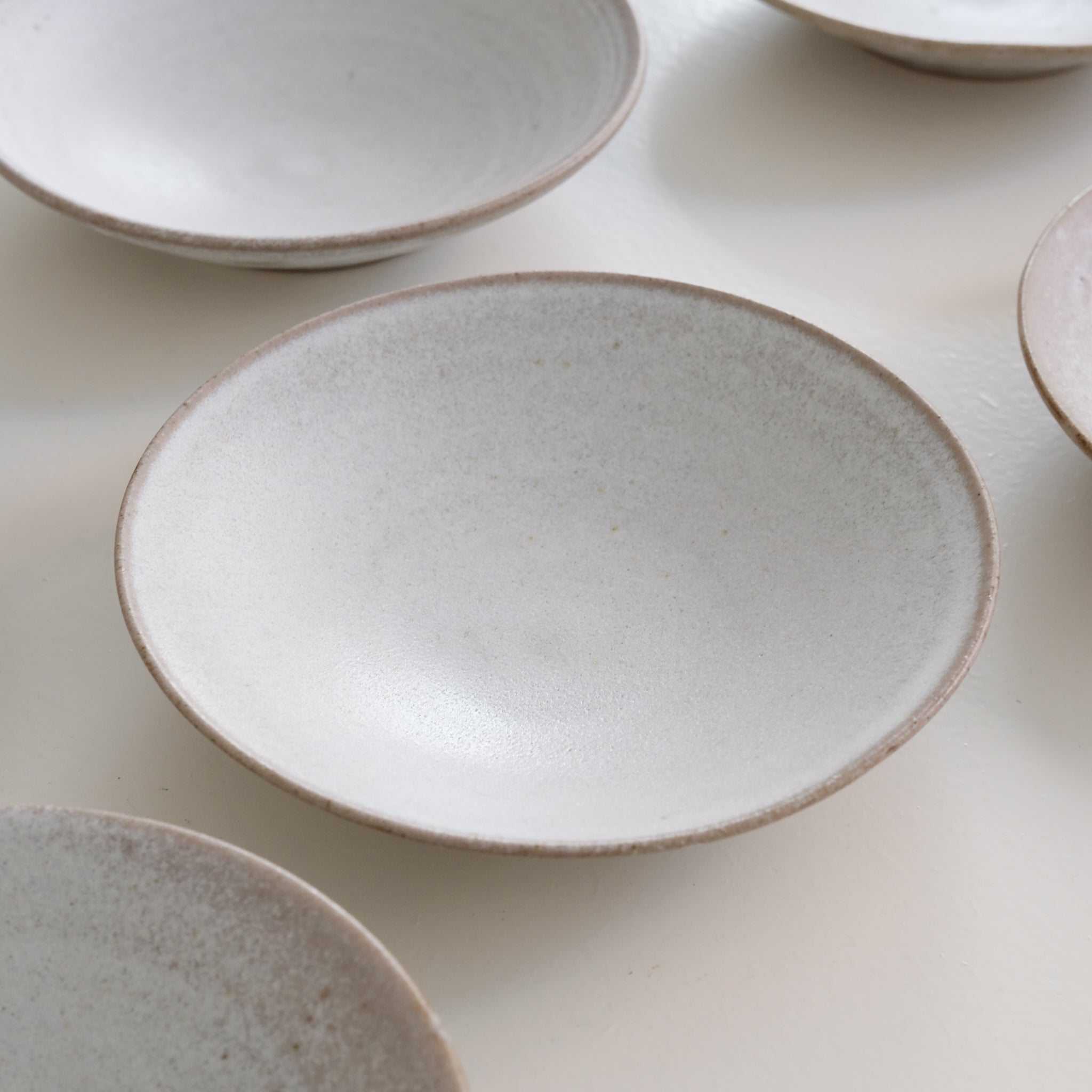 Assiette creuse en grès blanc gris de dunp chez Brutal Ceramics