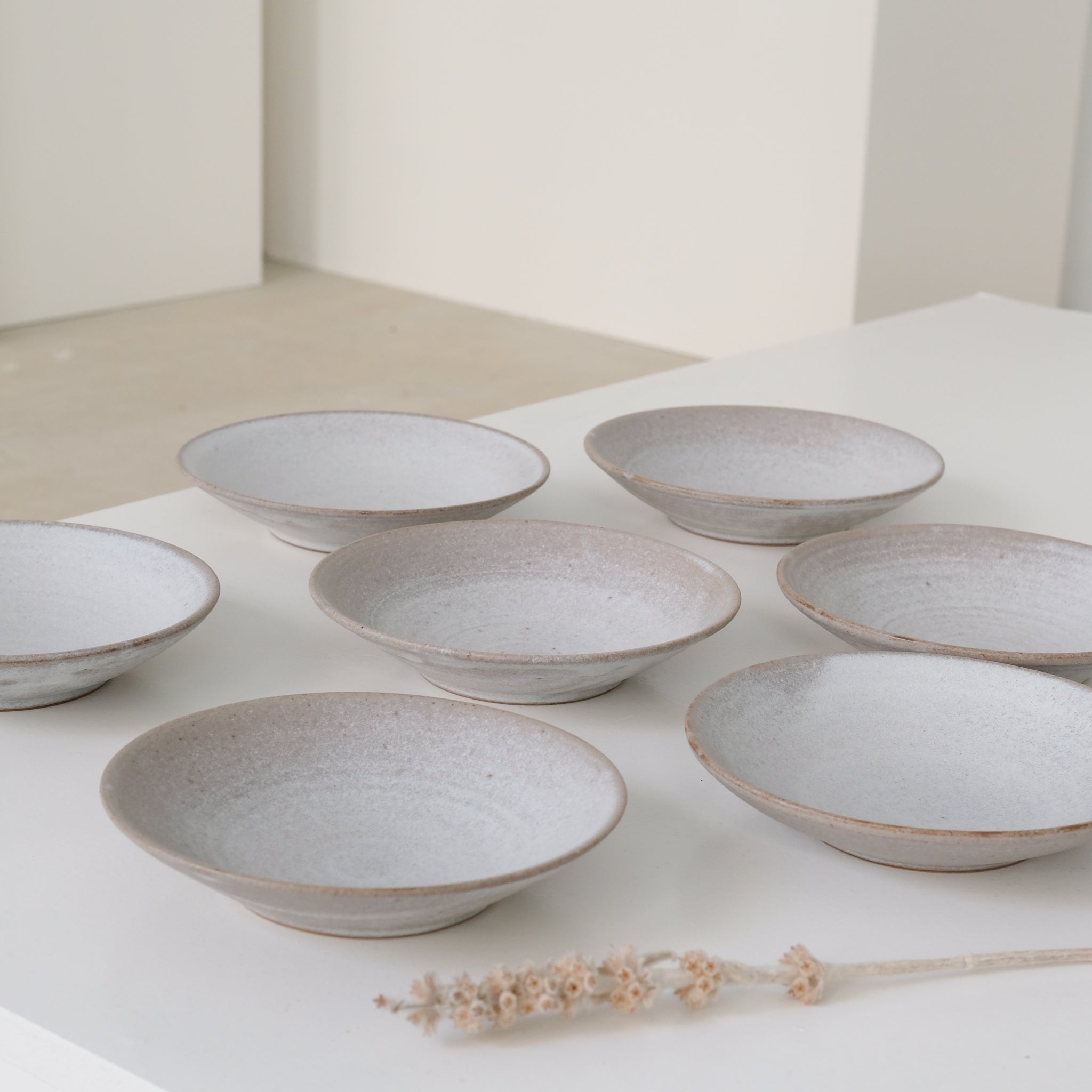 Assiette creuse en grès blanc gris de dunp chez Brutal Ceramics
