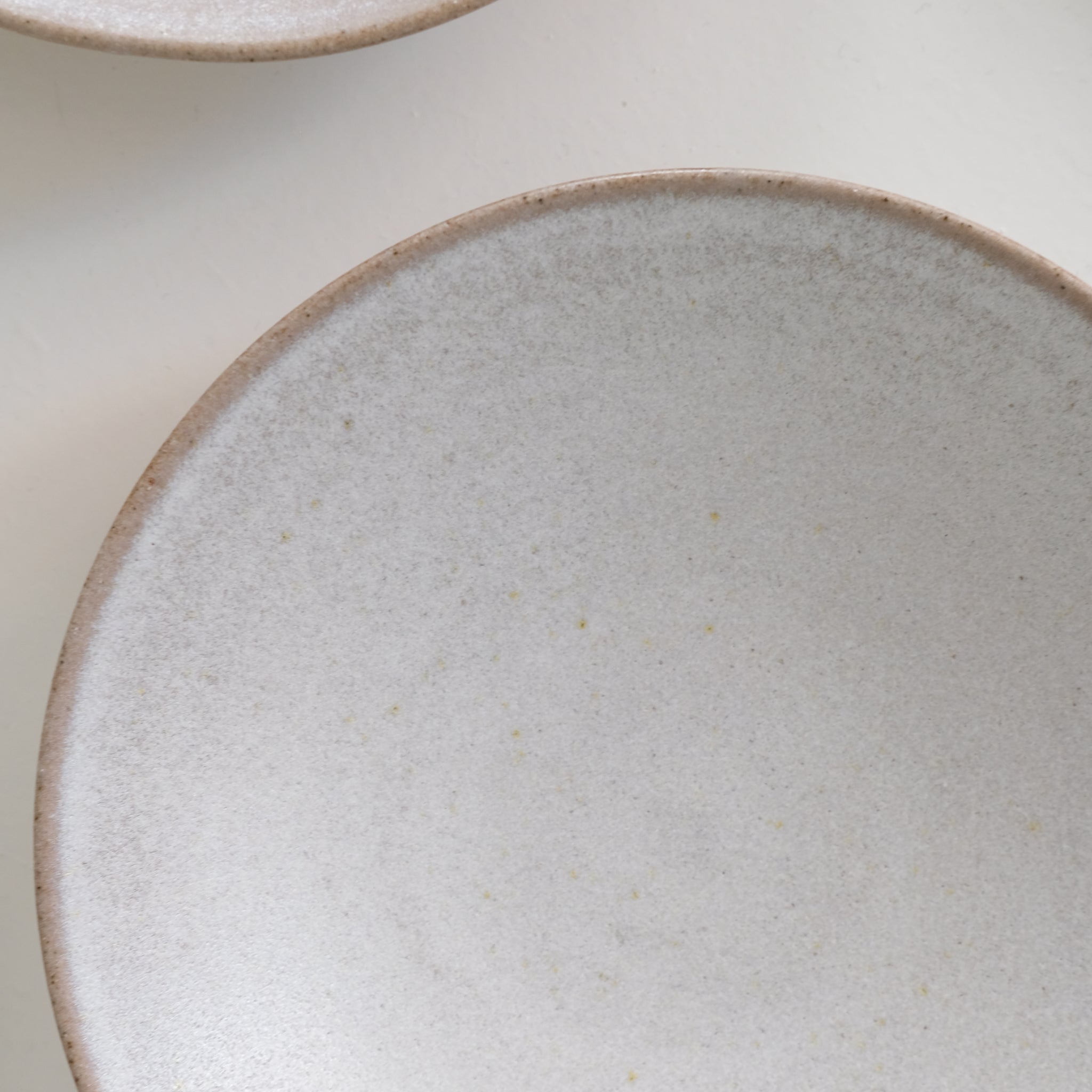 Assiette creuse en grès blanc gris de dunp chez Brutal Ceramics