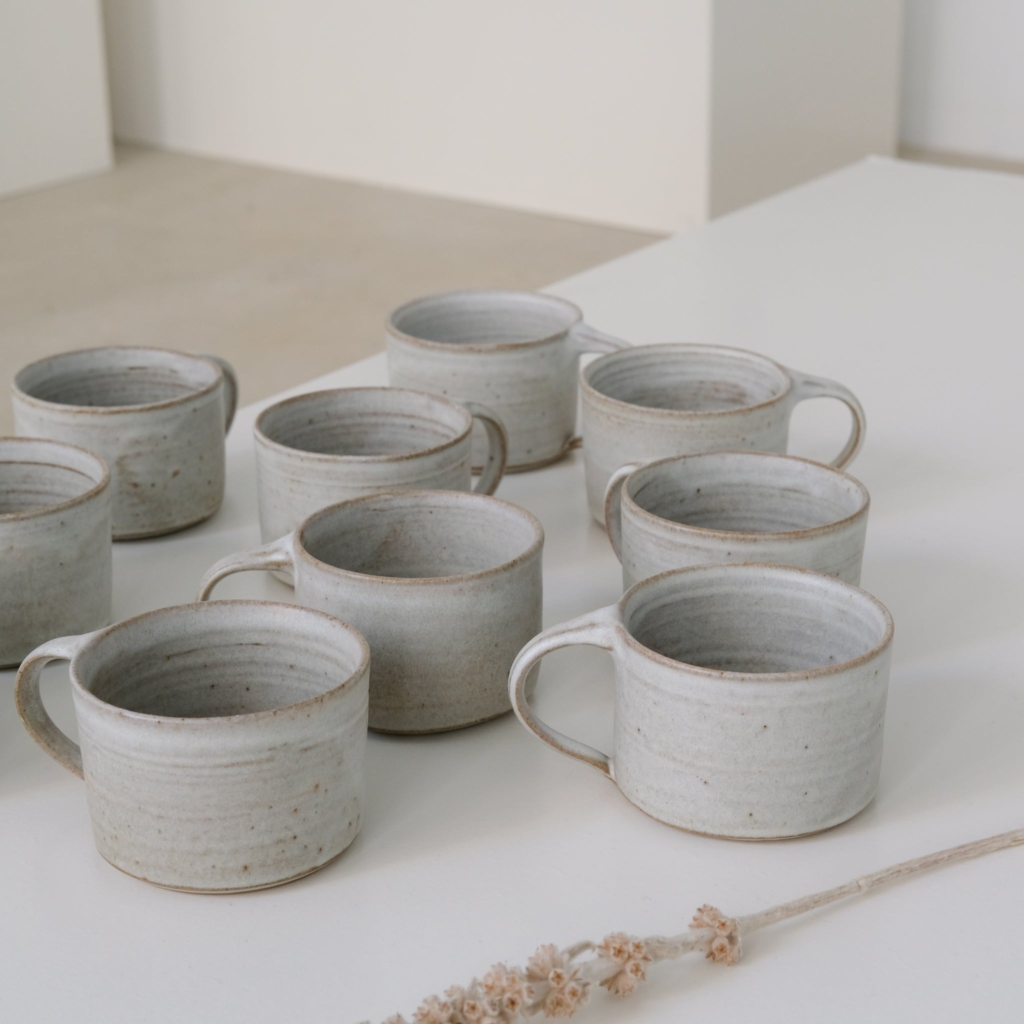 Tasse ansée en grès 300ml - Blanc de dunp chez Brutal Ceramics