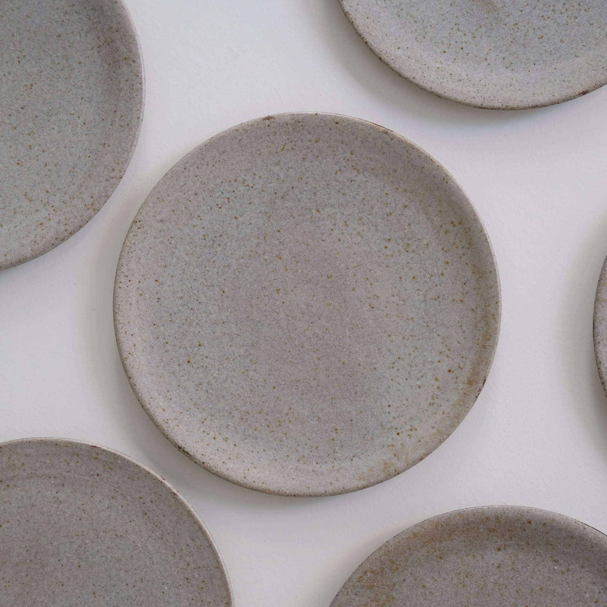Assiette en grès Gris moucheté de dunp chez Brutal Ceramics