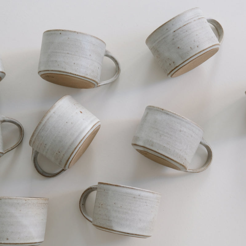 Tasse ansée en grès 300ml - Blanc de dunp chez Brutal Ceramics