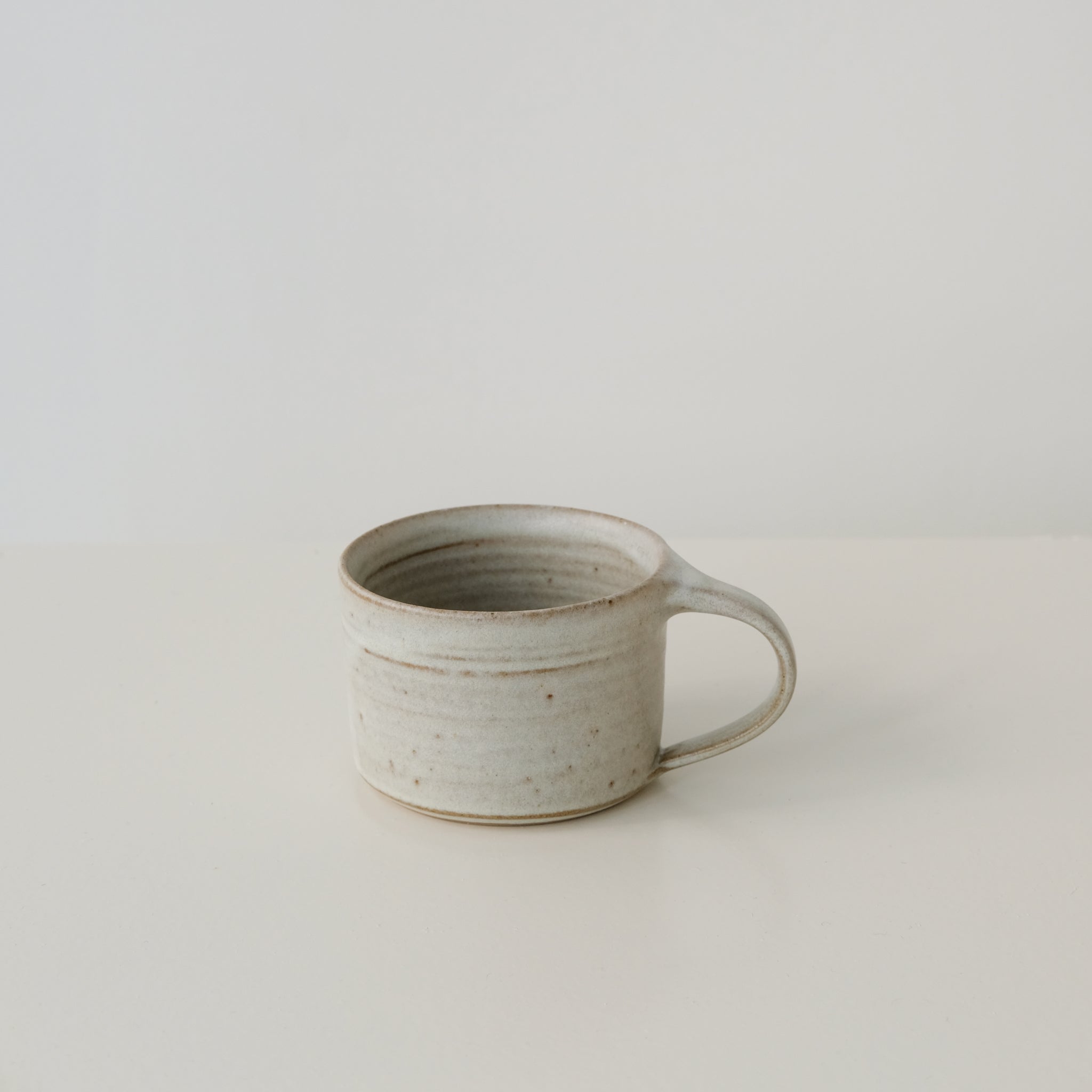 Tasse ansée en grès 300ml - Blanc de dunp chez Brutal Ceramics