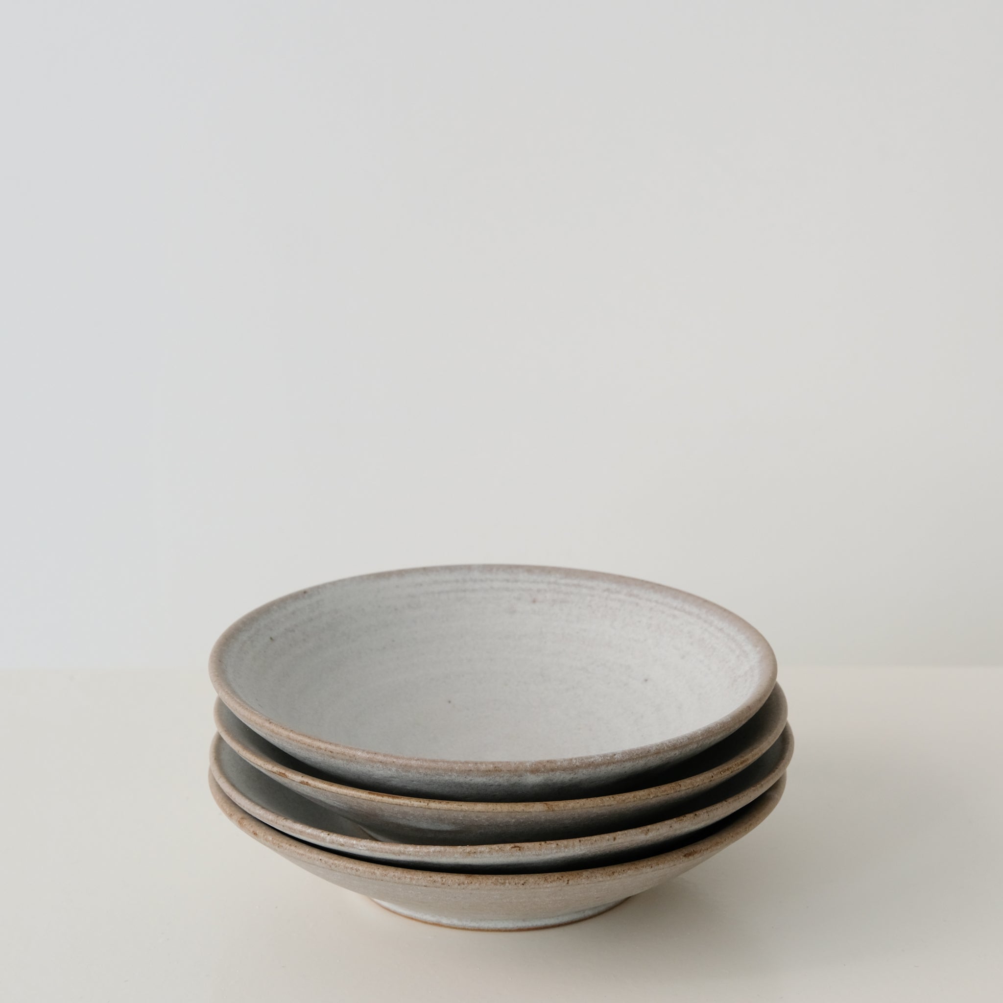 Assiette creuse en grès blanc gris de dunp chez Brutal Ceramics
