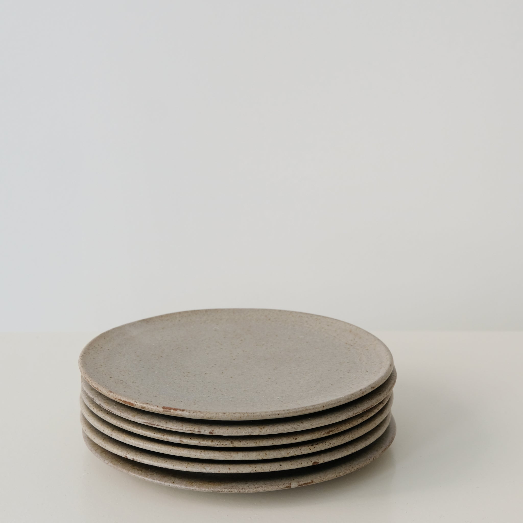 Assiette en grès Gris moucheté de dunp chez Brutal Ceramics