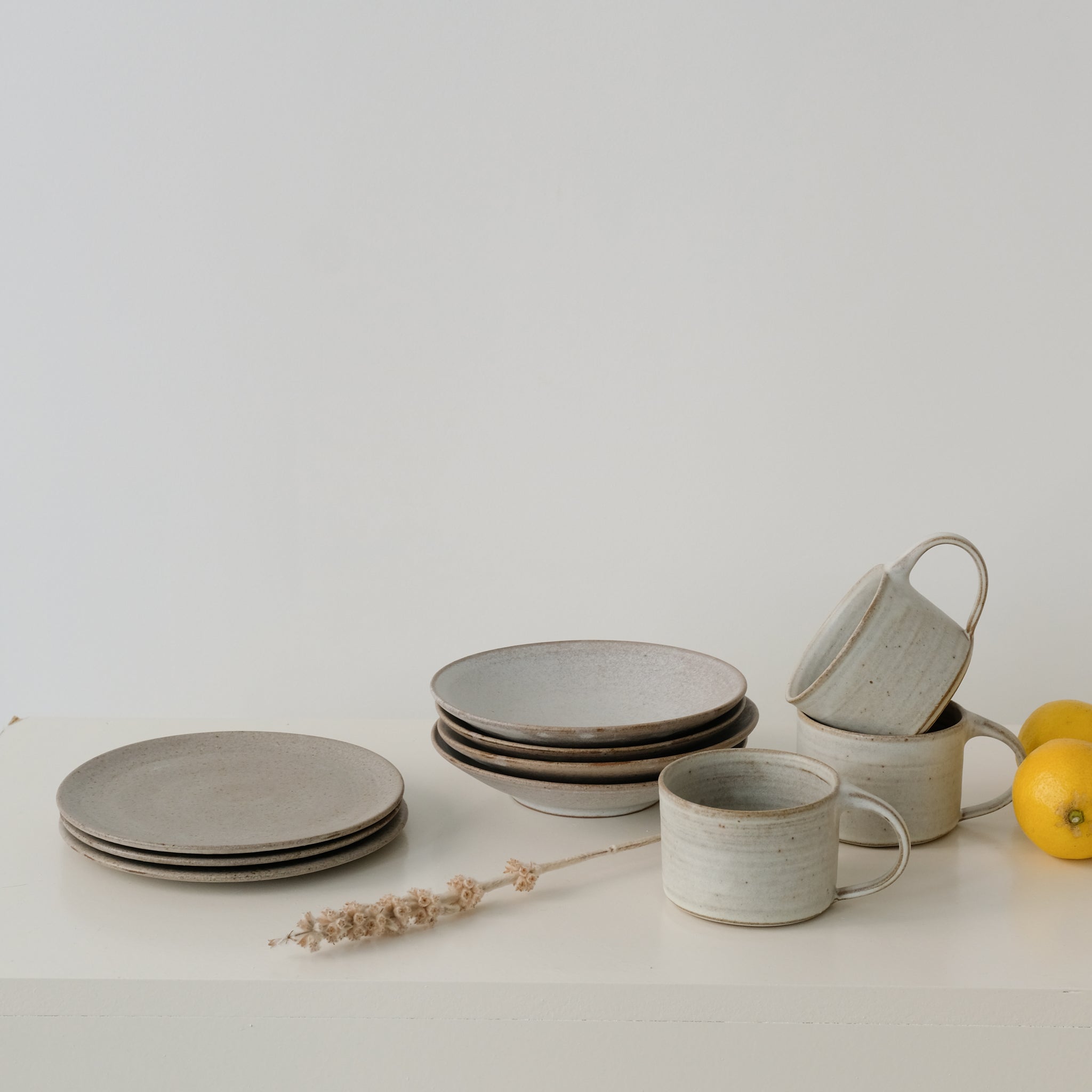 Assiette en grès Gris moucheté de dunp chez Brutal Ceramics