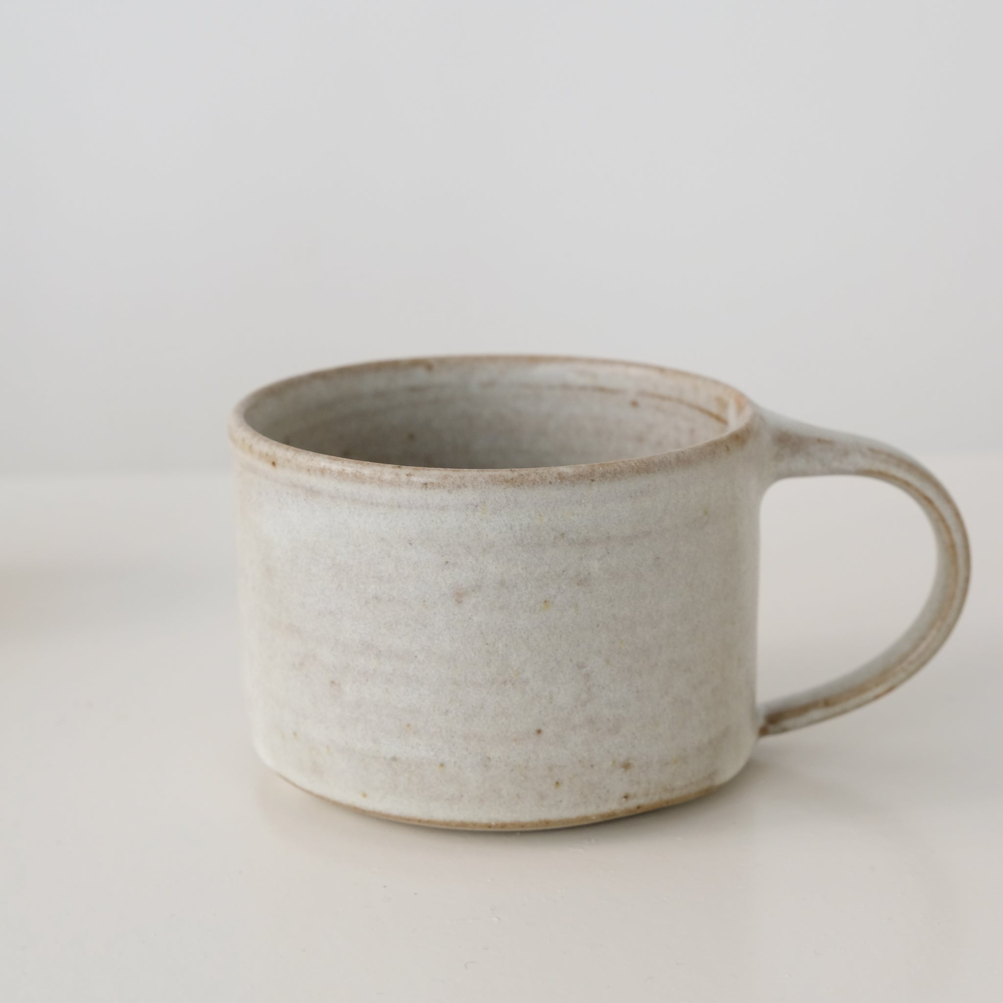 Tasse ansée en grès 300ml - Blanc de dunp chez Brutal Ceramics