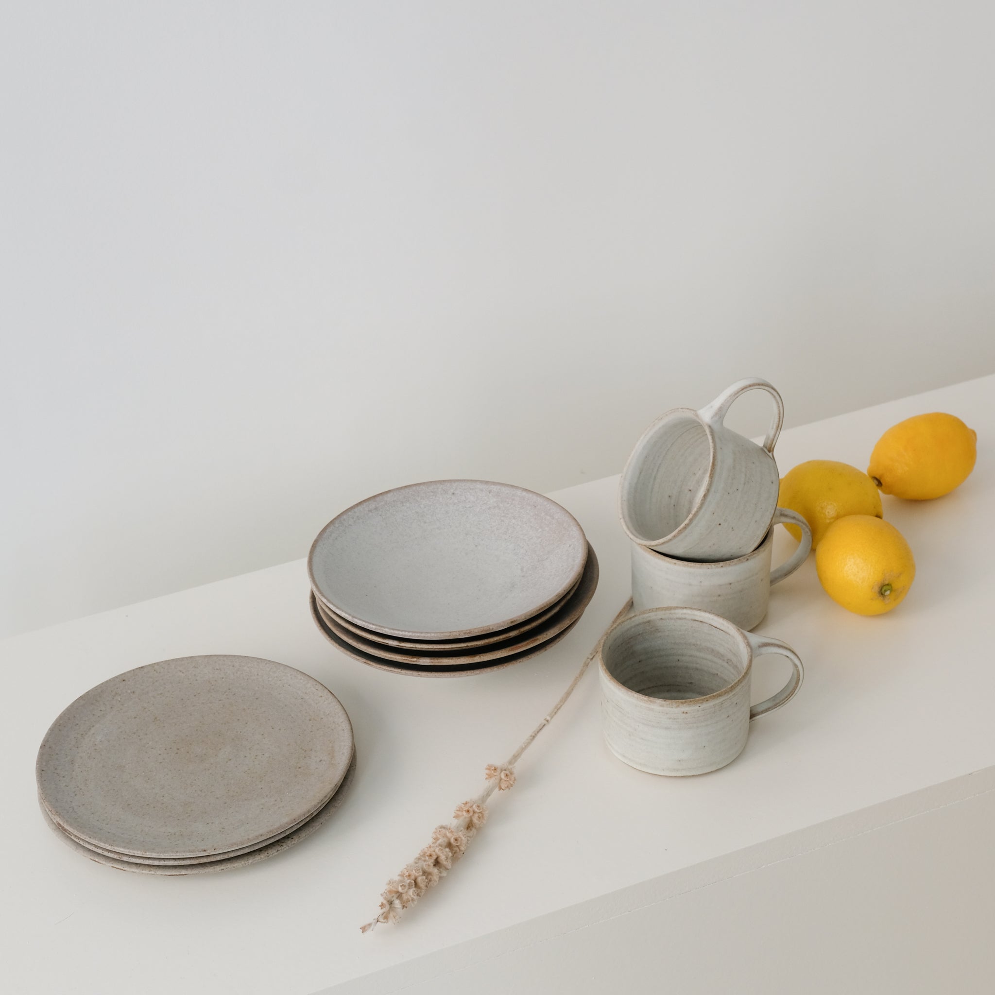 Assiette creuse en grès blanc gris de dunp chez Brutal Ceramics