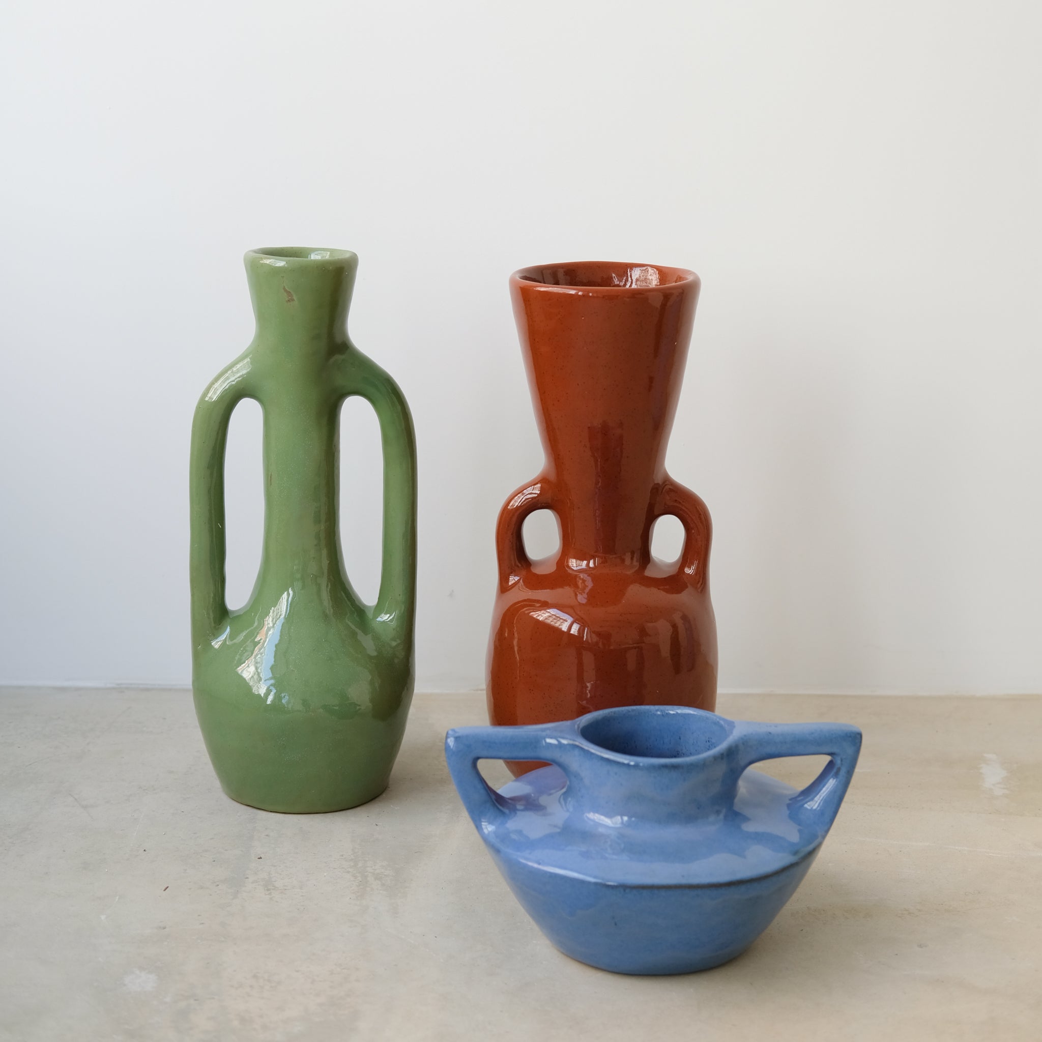 Vase 03 en grès, vert clair par Jade Paton chez Brutal Ceramics