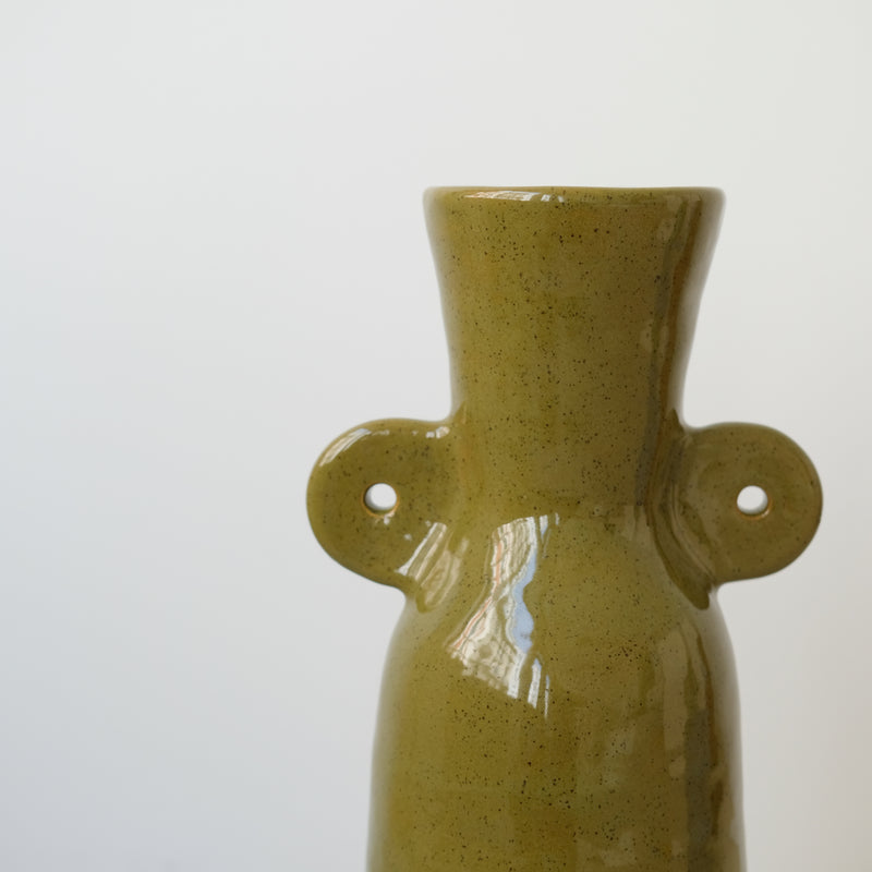 Vase 02 en grès, kaki brillant par Jade Paton chez Brutal Ceramics