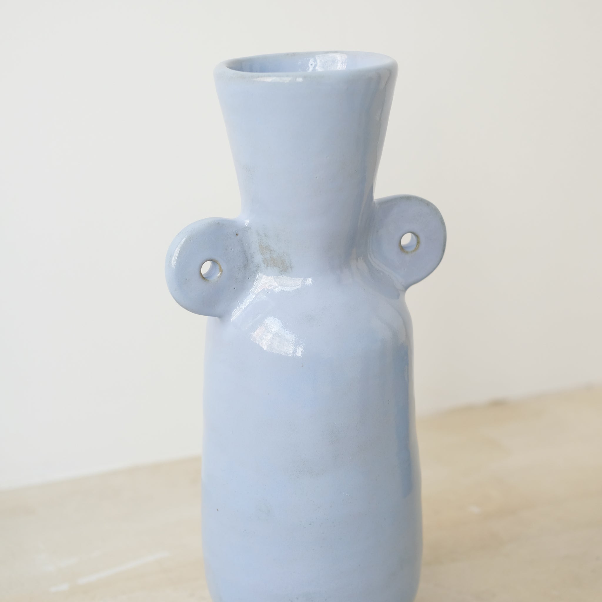 Vase 01 en grès, bleu brillant par Jade Paton chez Brutal Ceramics