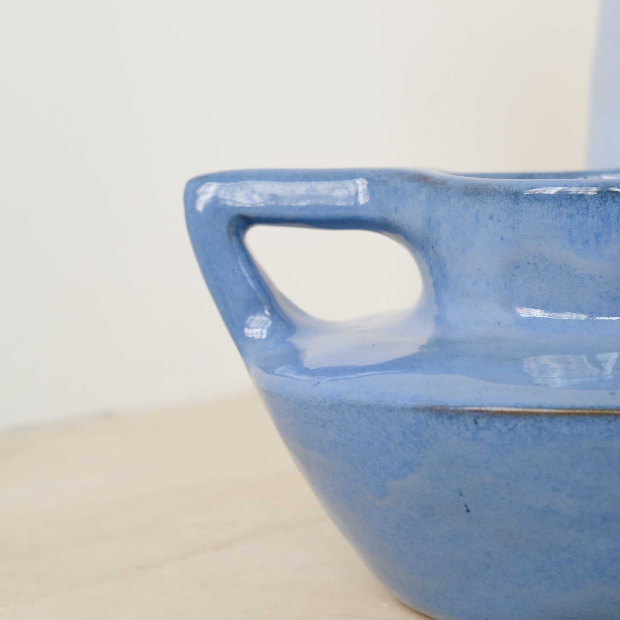 Vase 04 en grès, bleu intense par Jade Paton chez Brutal Ceramics