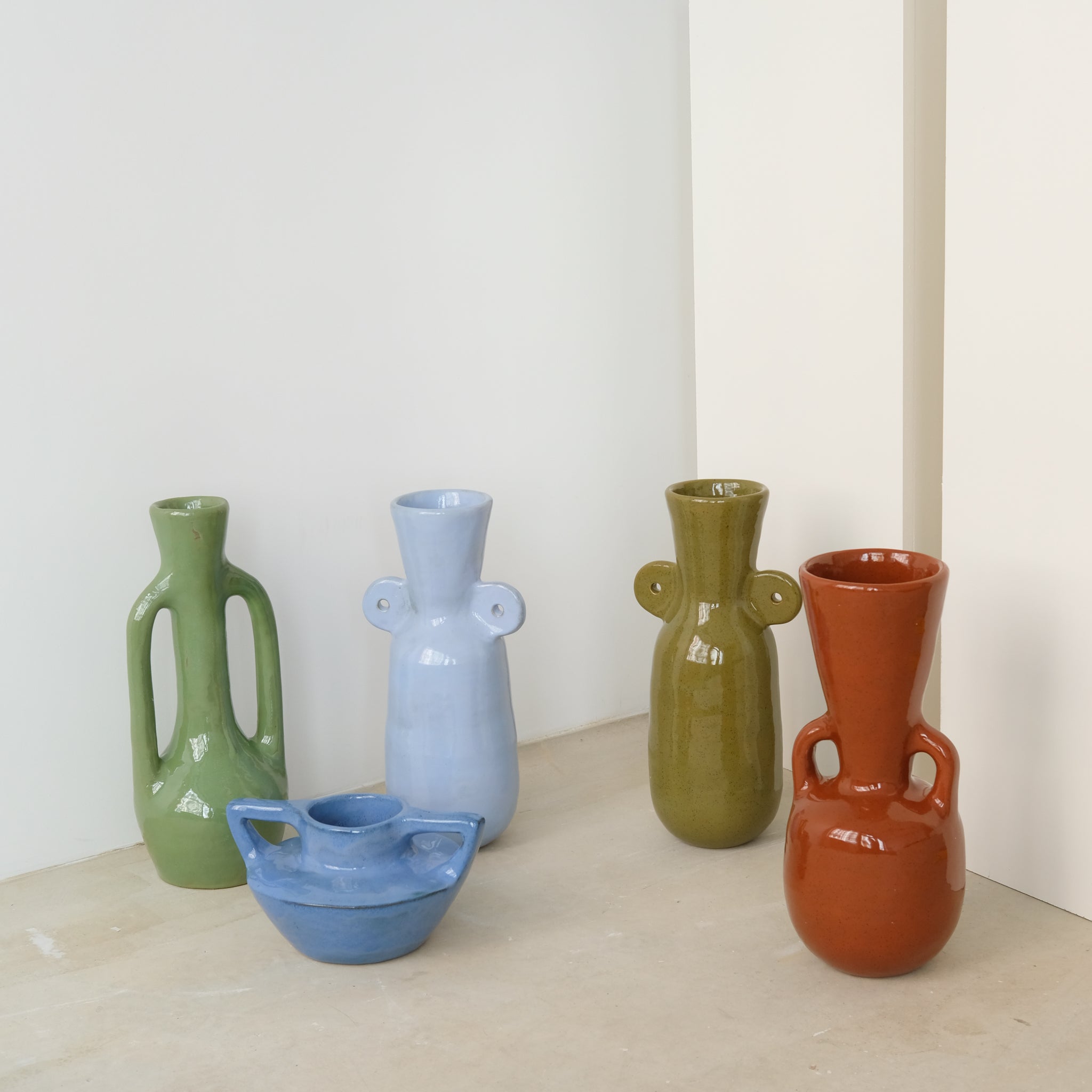 Vase 04 en grès, bleu intense par Jade Paton chez Brutal Ceramics