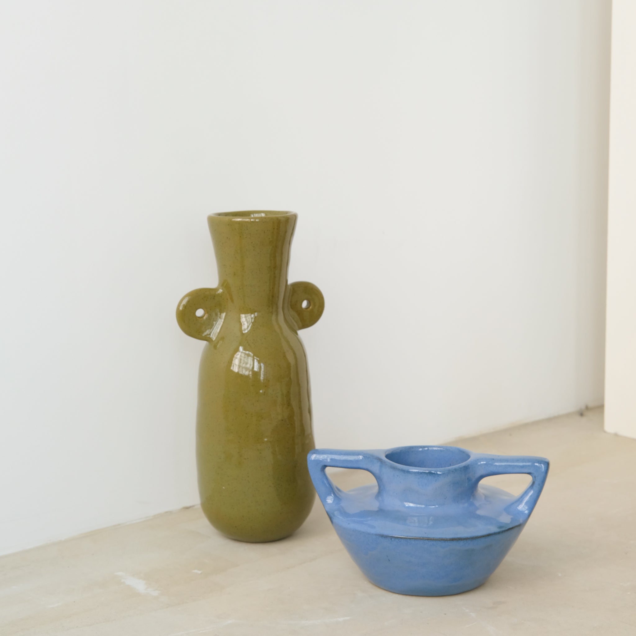 Vase 02 en grès, kaki brillant par Jade Paton chez Brutal Ceramics