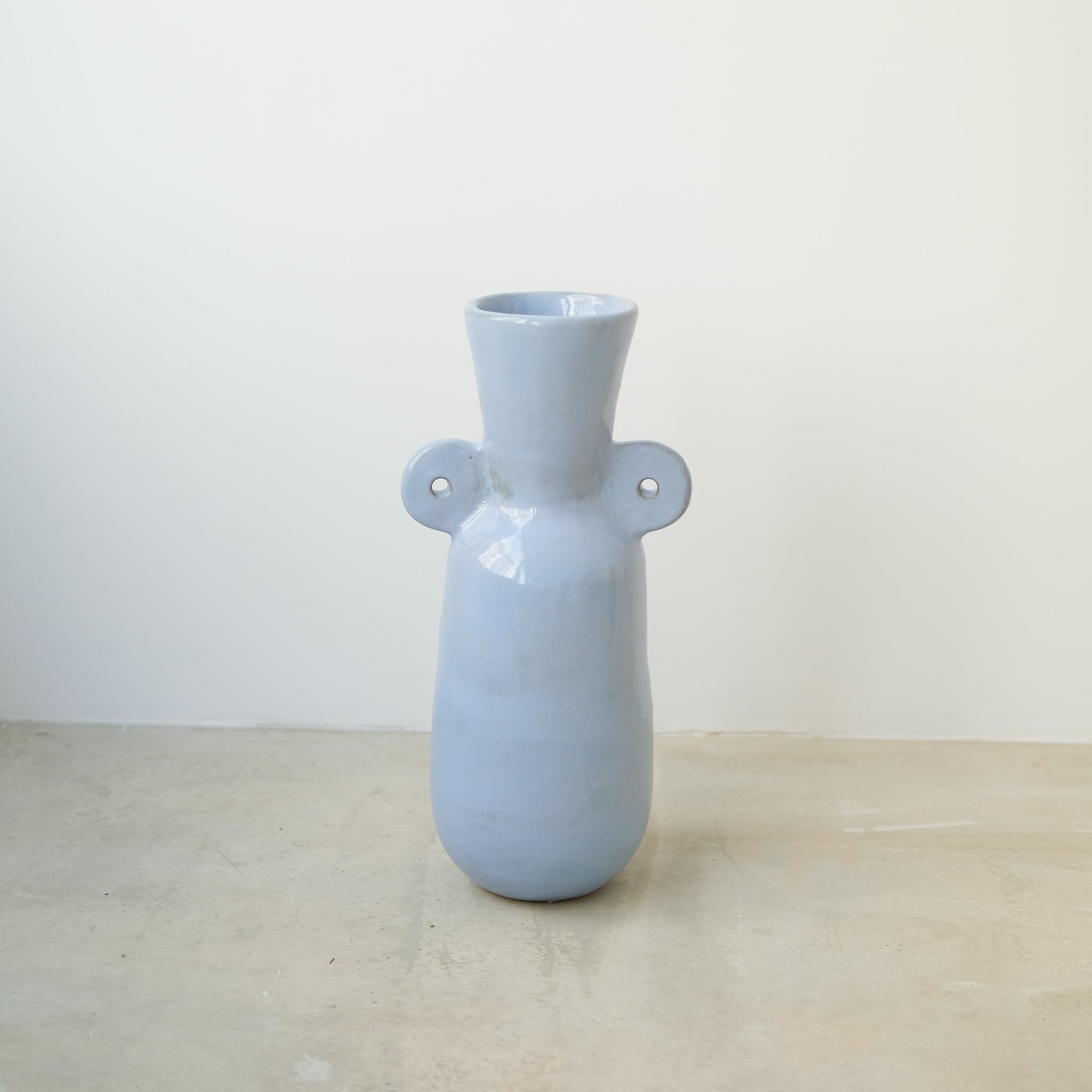 Vase 01 en grès, bleu brillant par Jade Paton chez Brutal Ceramics