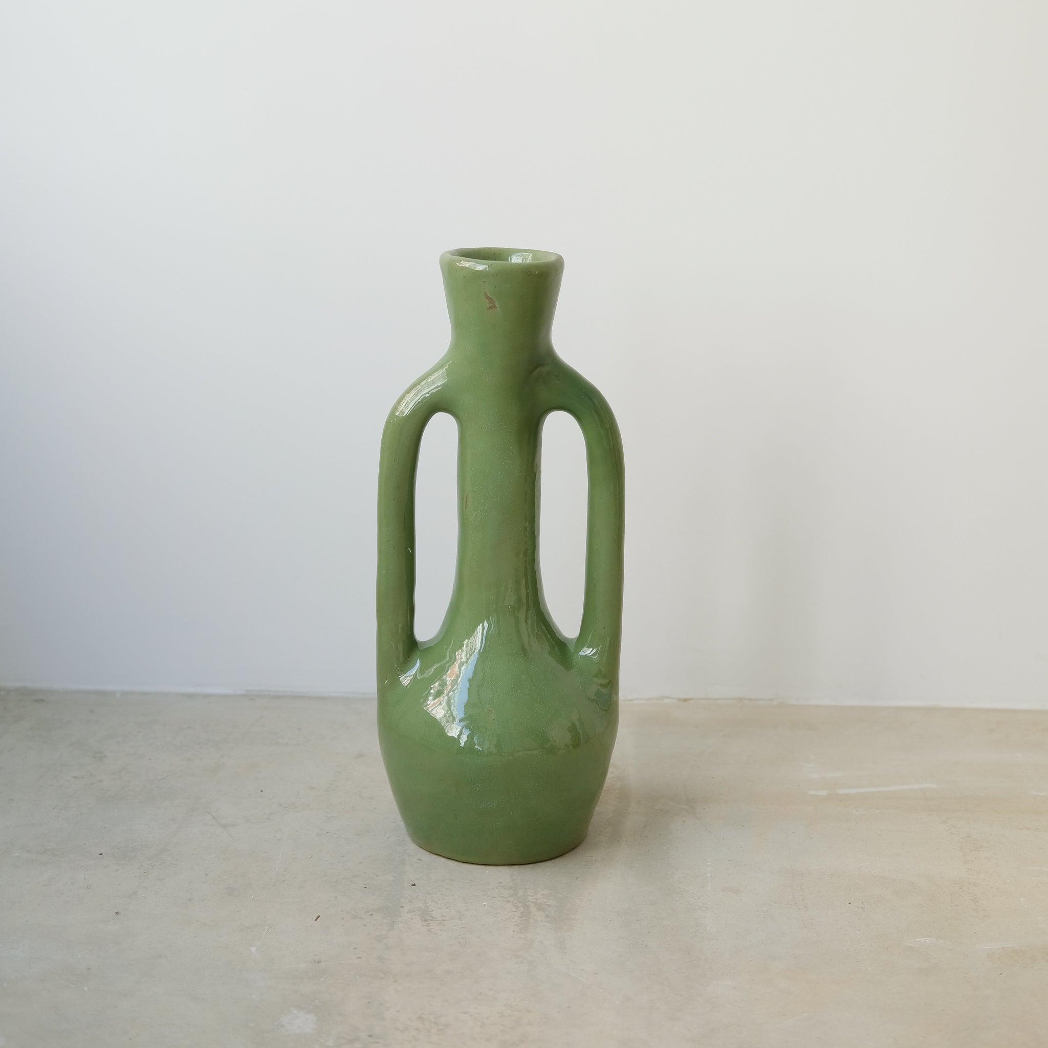Vase 03 en grès, vert clair par Jade Paton chez Brutal Ceramics