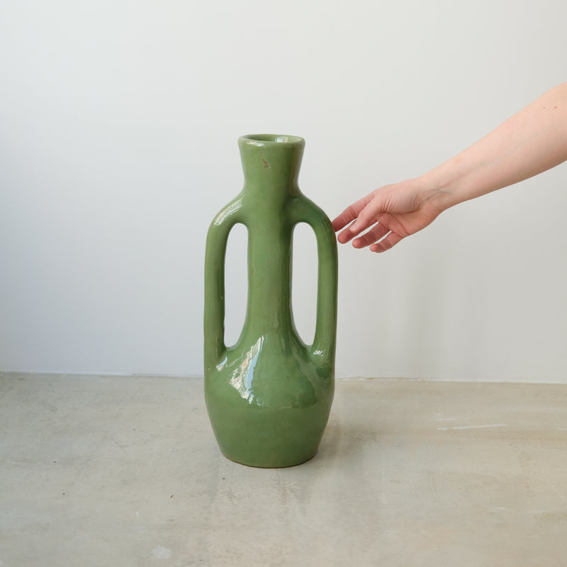 Vase 03 en grès, vert clair par Jade Paton chez Brutal Ceramics