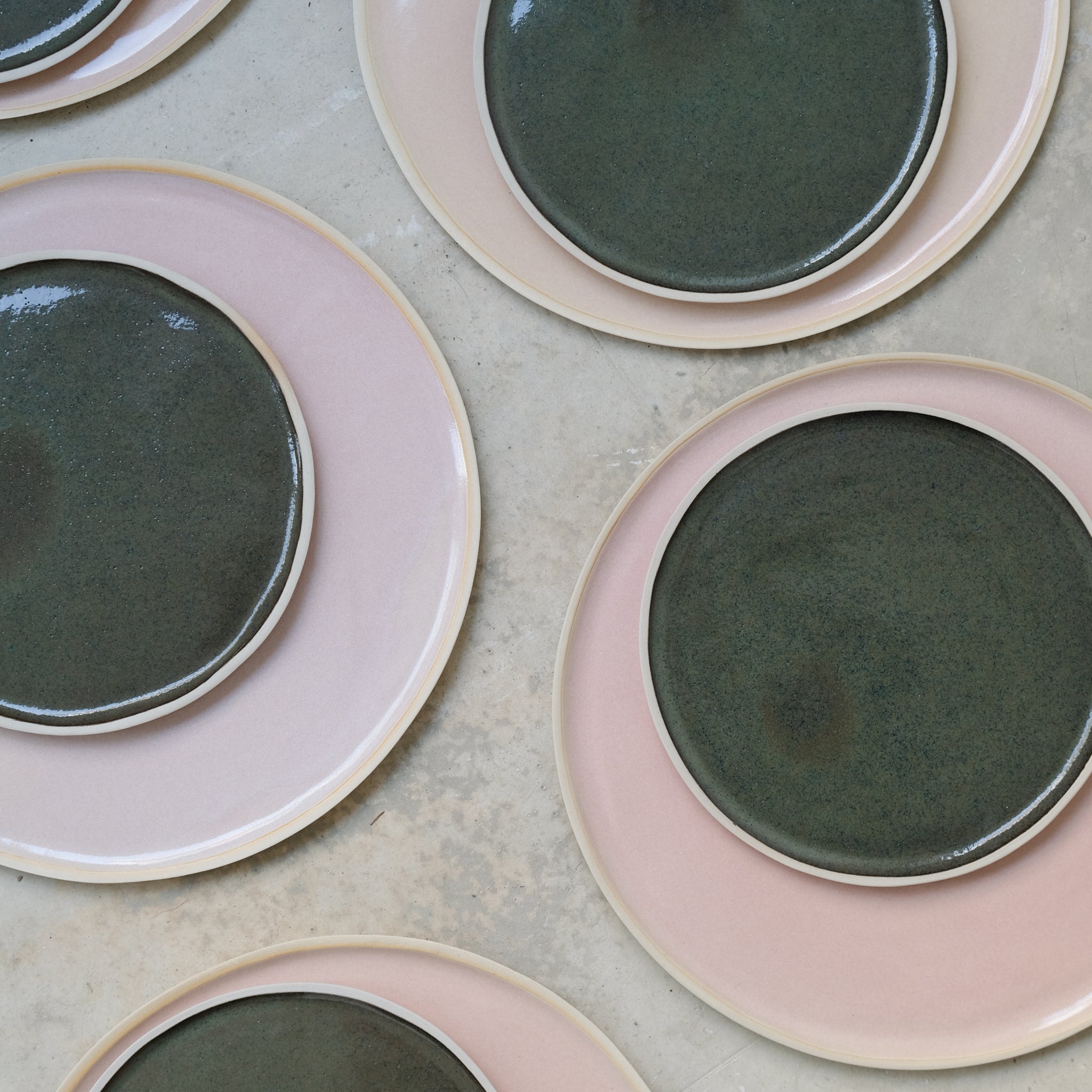 Assiette en grès vert sous bois de Laurette Broll chez Brutal Ceramics