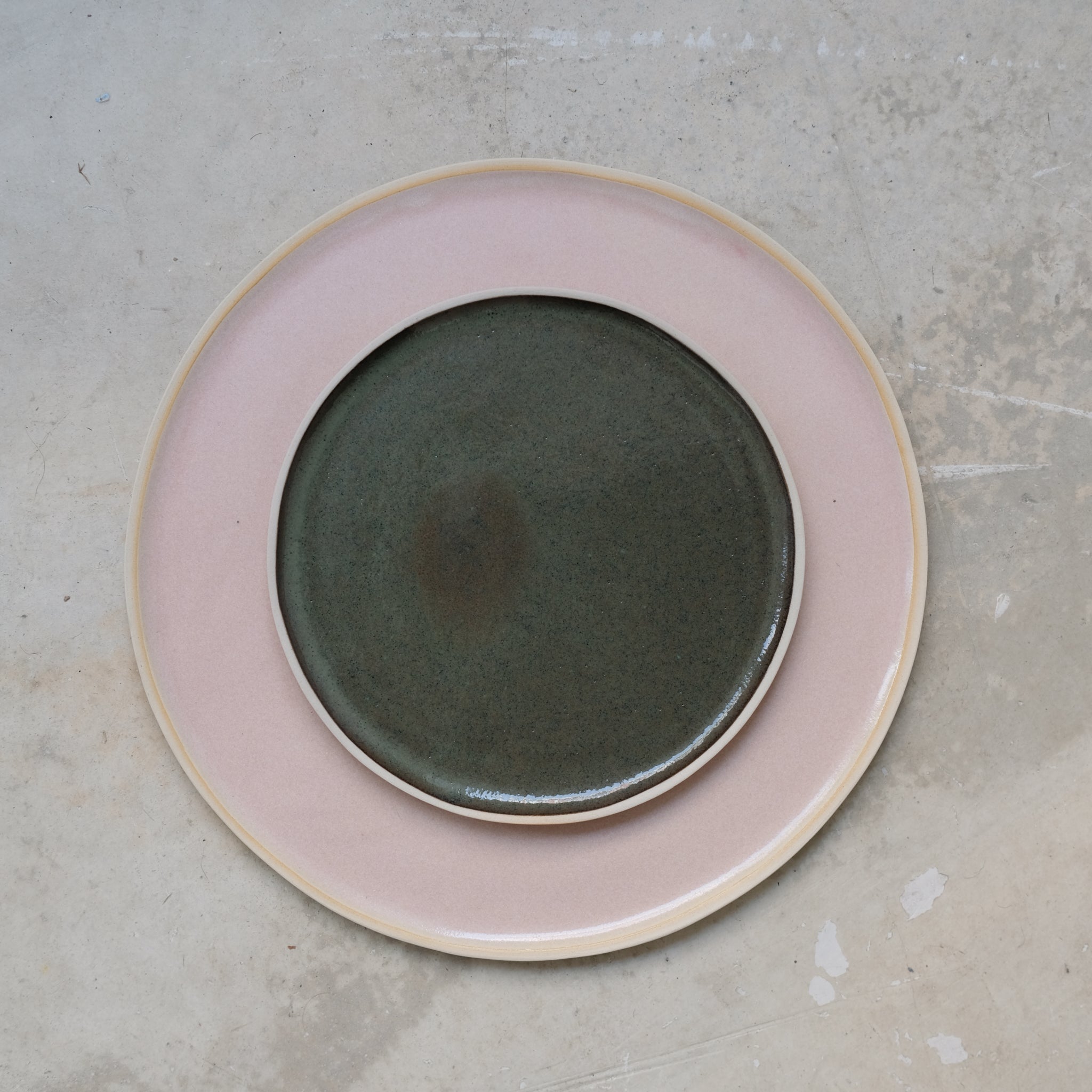 Assiette en grès vert sous bois de Laurette Broll chez Brutal Ceramics