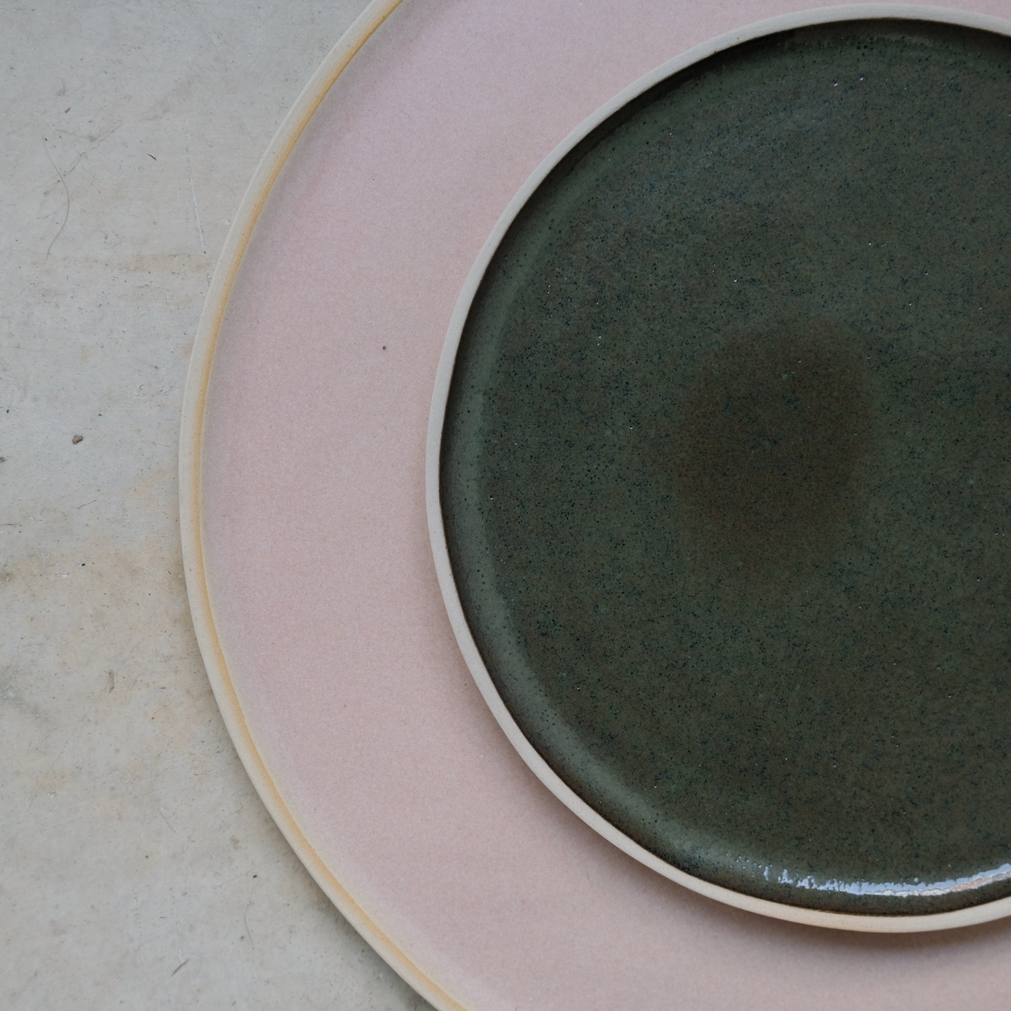 Assiette en grès vert sous bois de Laurette Broll chez Brutal Ceramics