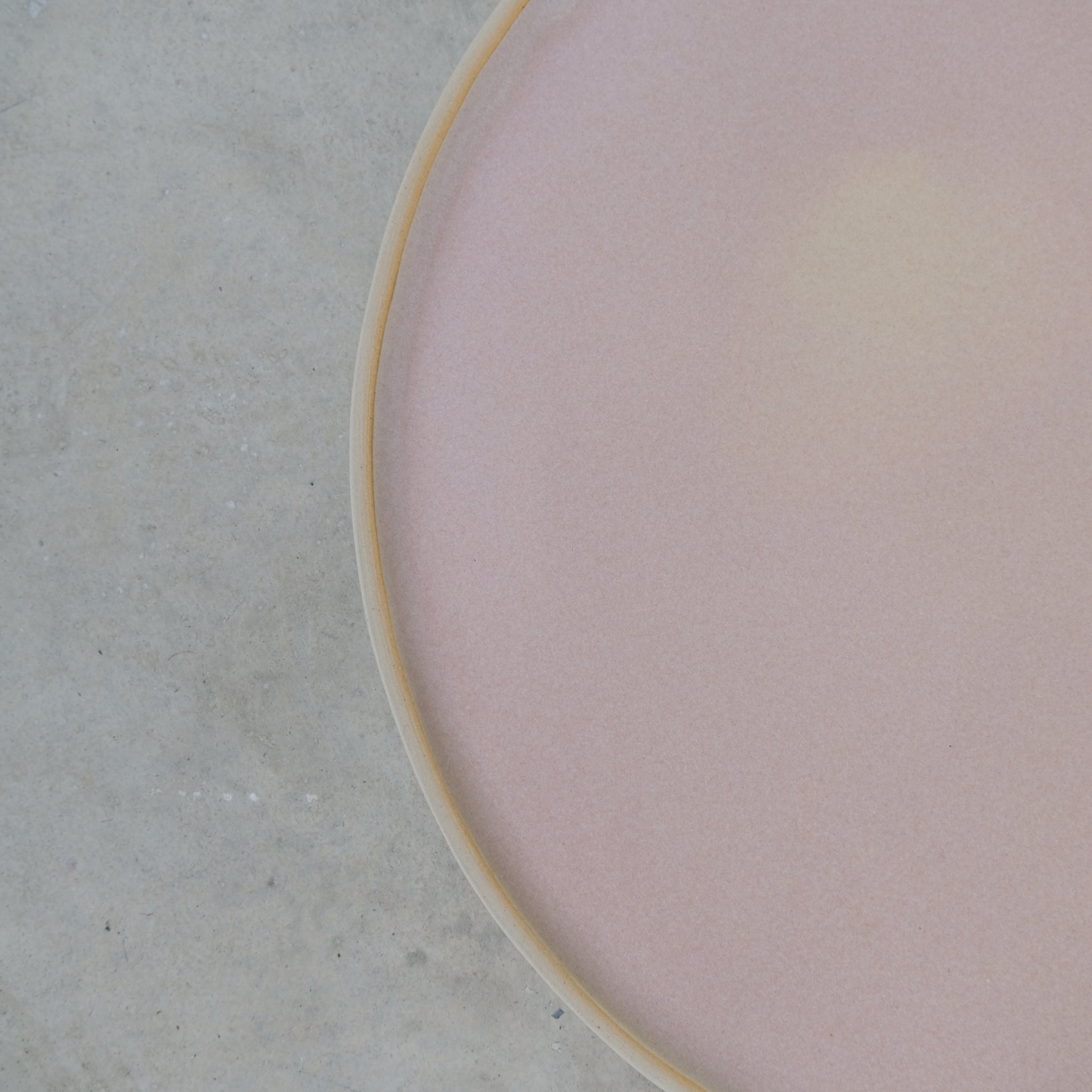 Assiette en grès rose lacté de Laurette Broll chez Brutal Ceramics