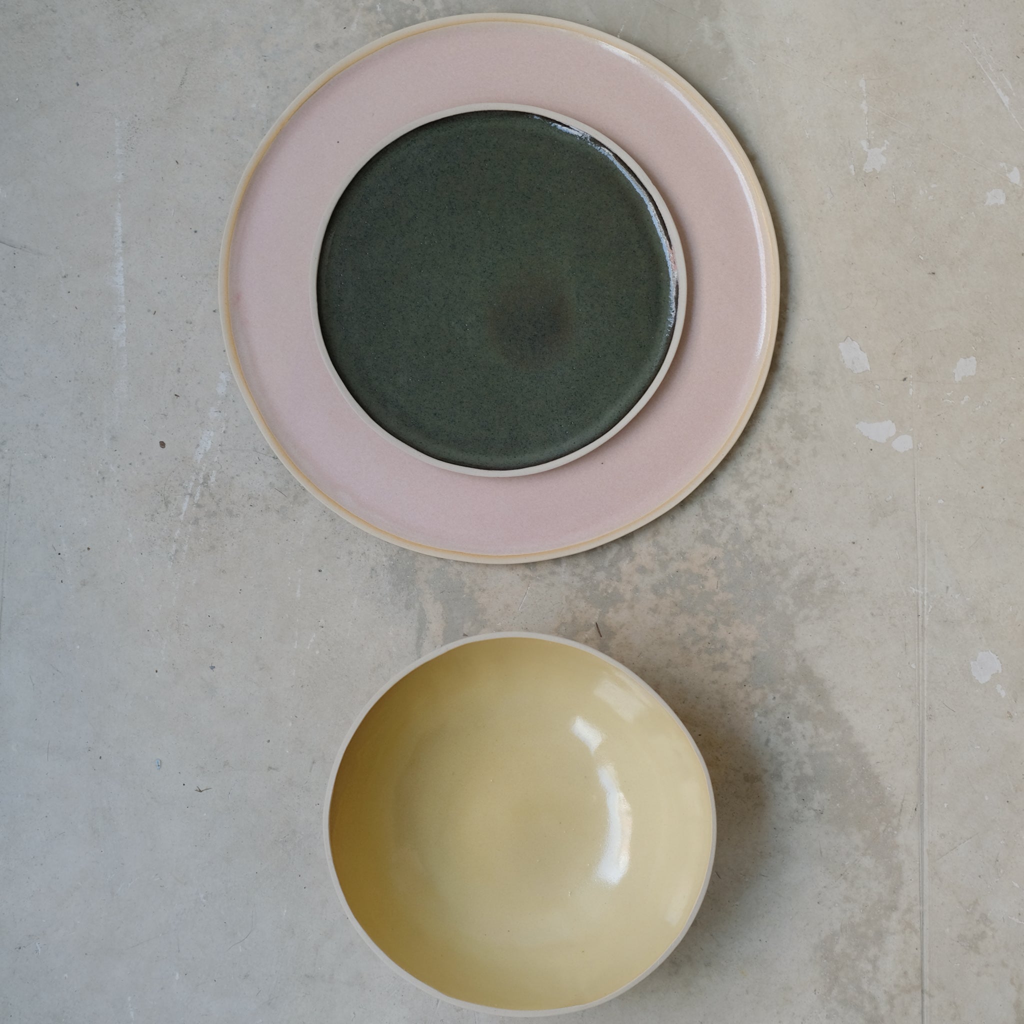Assiette en grès vert sous bois de Laurette Broll chez Brutal Ceramics