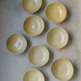 Assiette creuse en grès jaune mimosa de Laurette Broll chez Brutal Ceramics