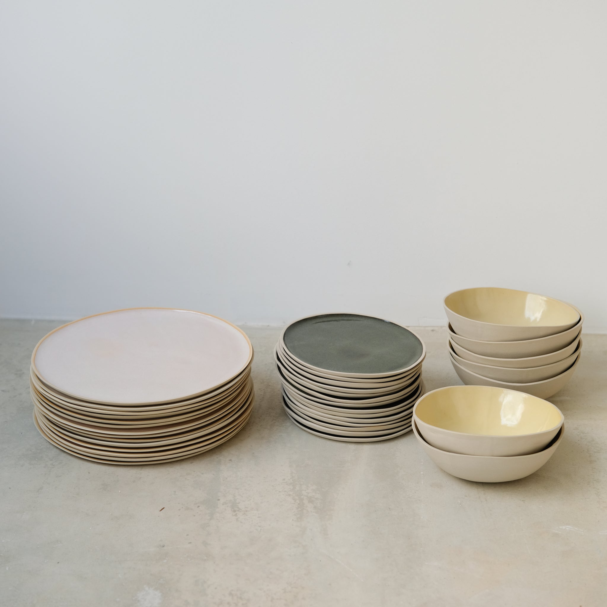 Assiette en grès vert sous bois de Laurette Broll chez Brutal Ceramics
