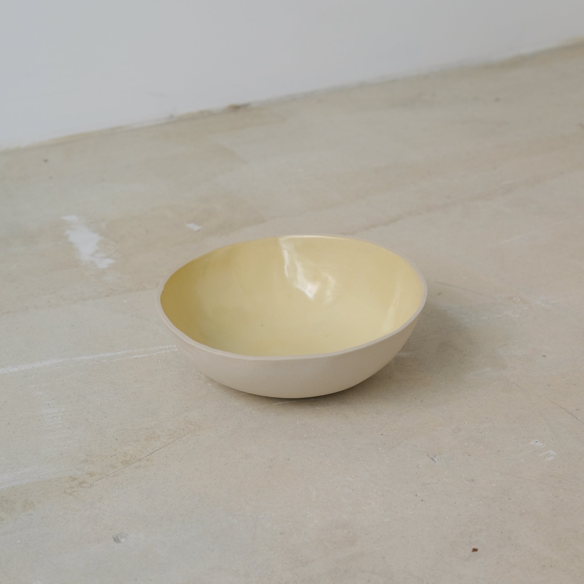 Assiette creuse en grès jaune mimosa de Laurette Broll chez Brutal Ceramics
