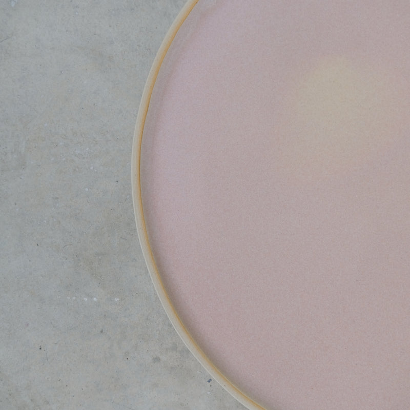Assiette en grès rose lacté de Laurette Broll chez Brutal Ceramics